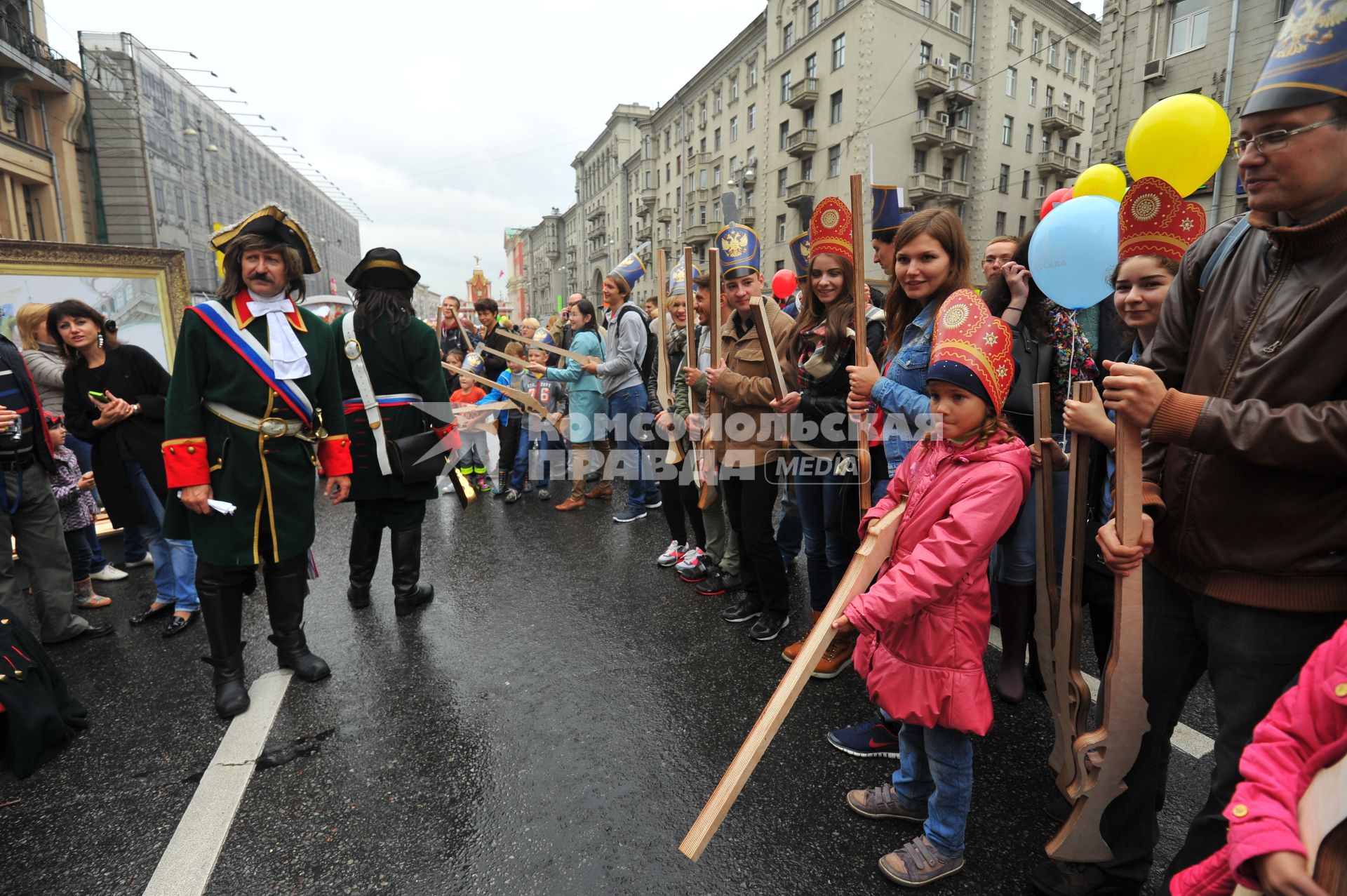 Москва. Горожане во время празднования Дня города на Тверской улице.