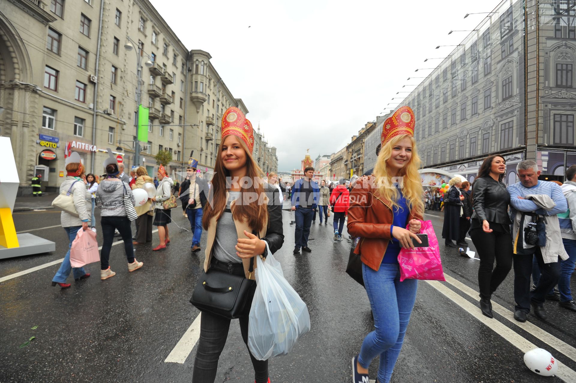 Москва. Горожане во время празднования Дня города на Тверской улице.