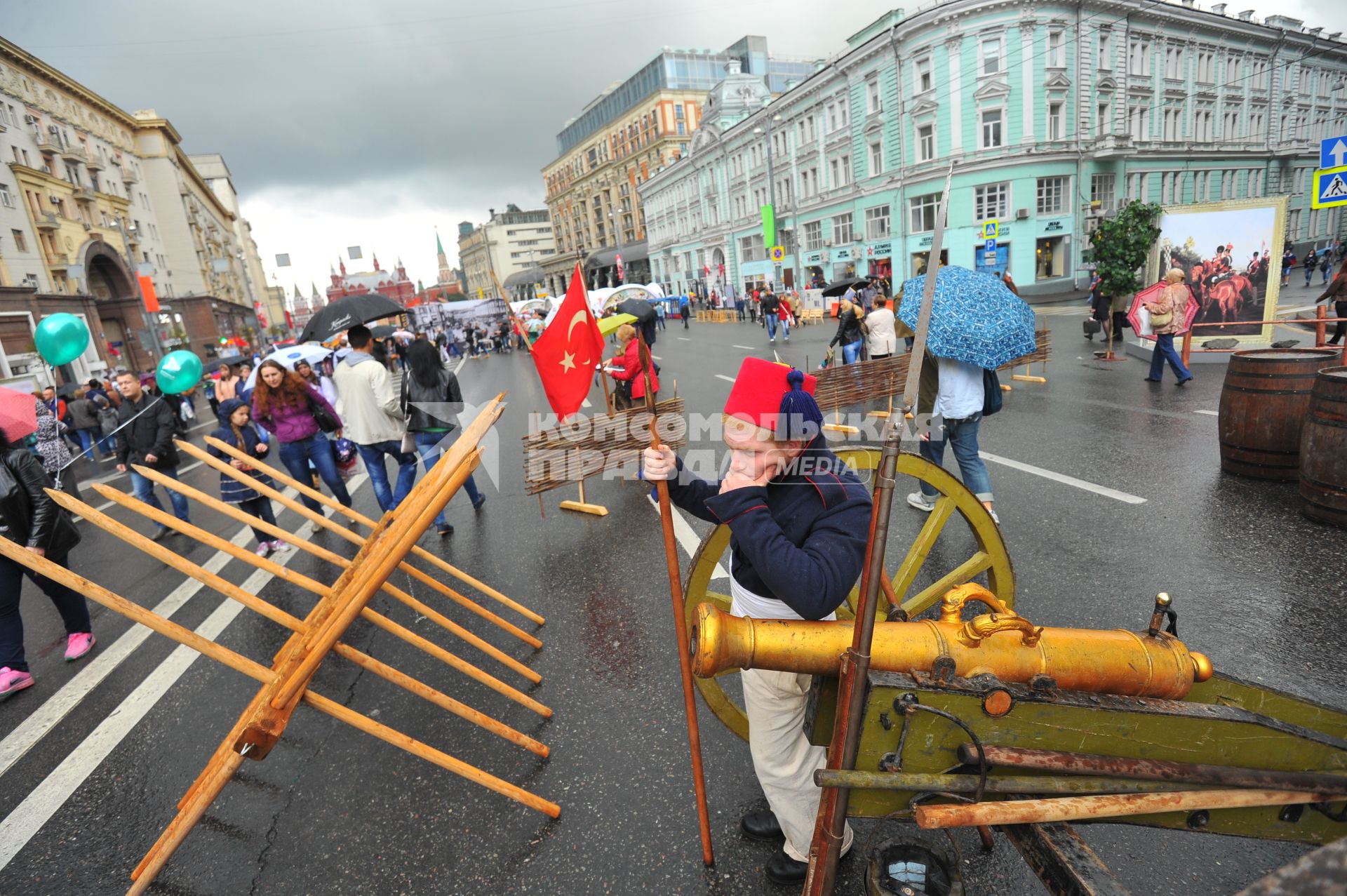 Москва. Горожане во время празднования Дня города на Тверской улице.