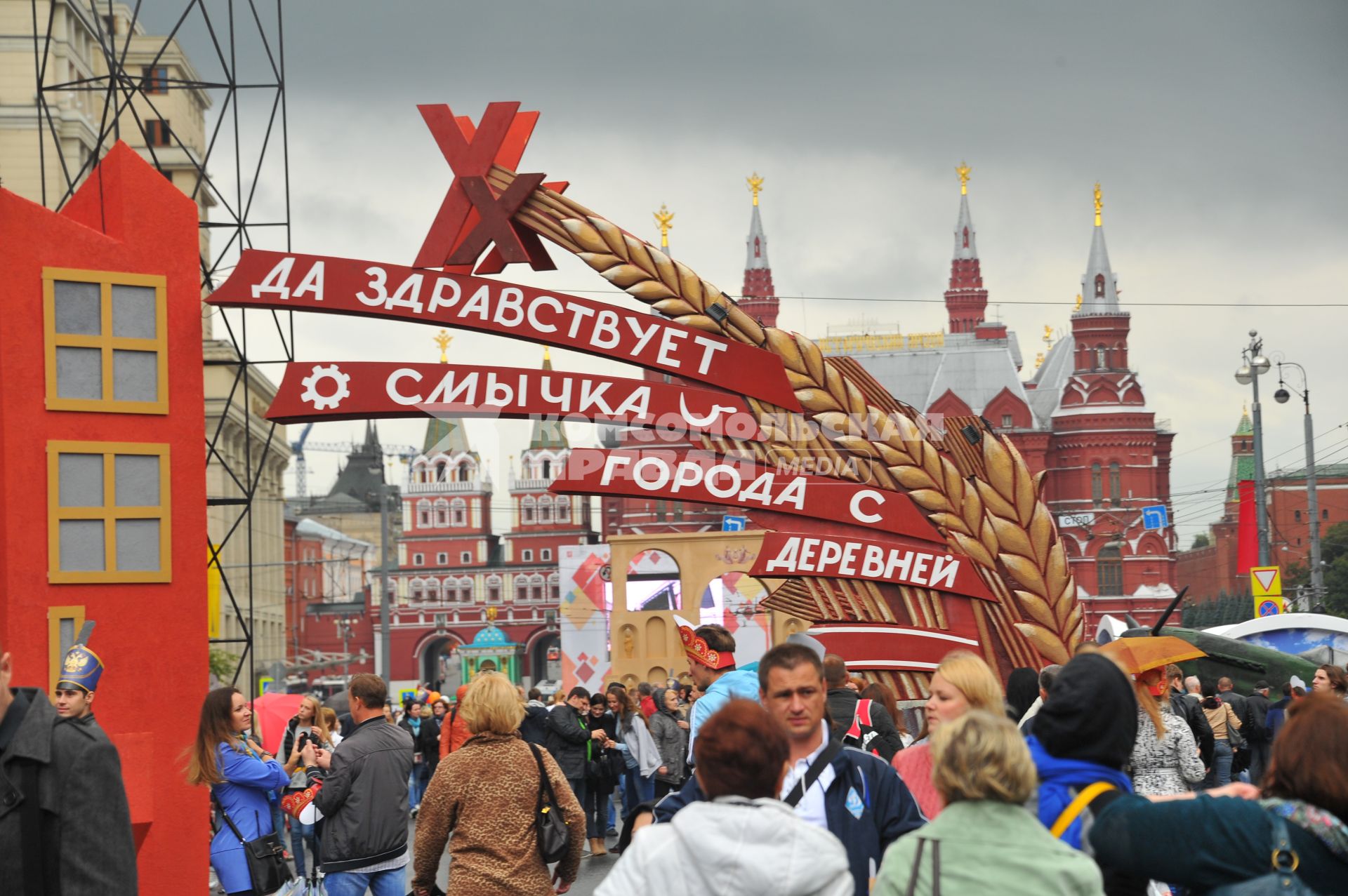 Москва. Горожане во время празднования Дня города на Тверской улице.