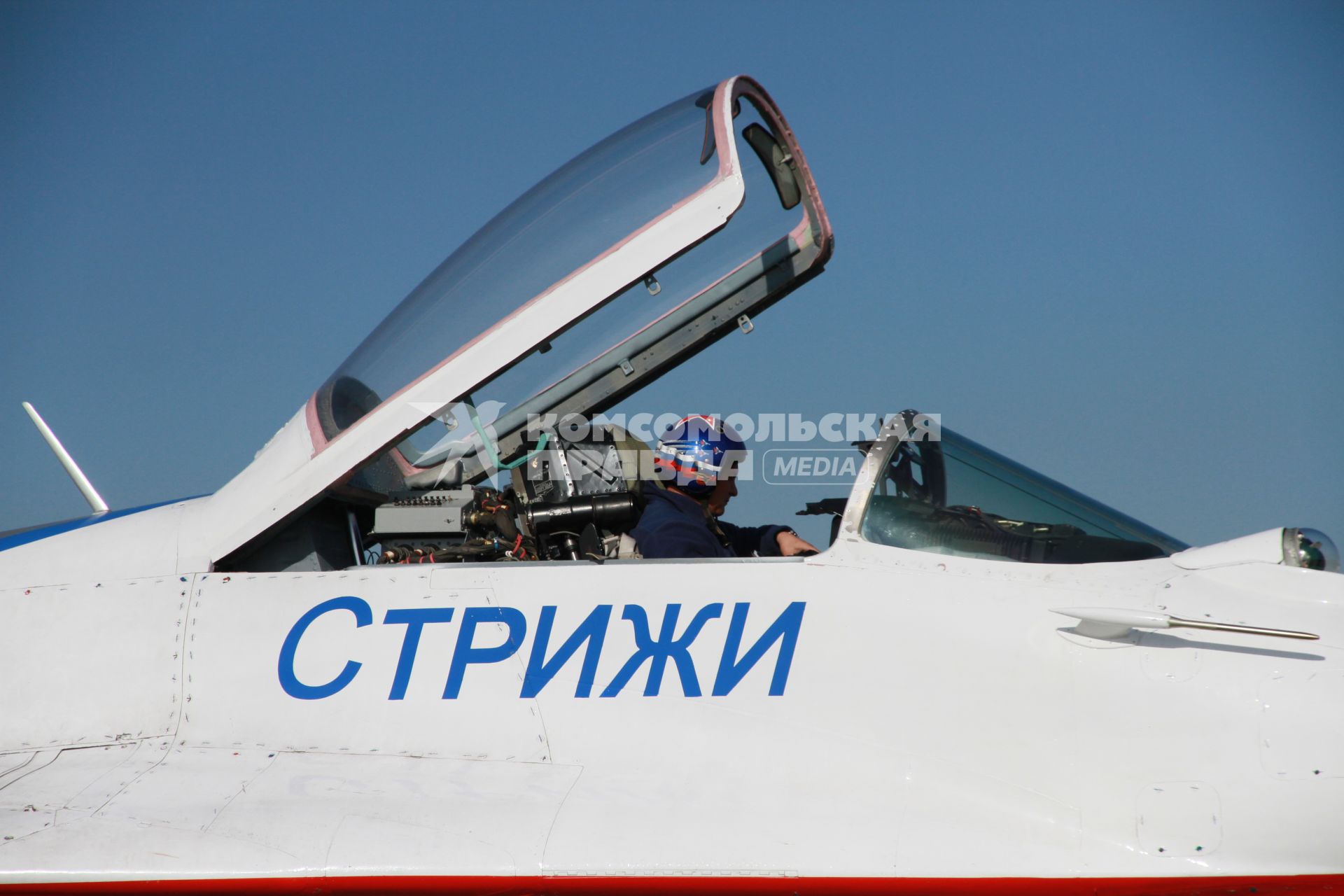 Барнаул. Пилотажная группа `Стрижи`. Самолет Миг-29 на взлетной полосе.