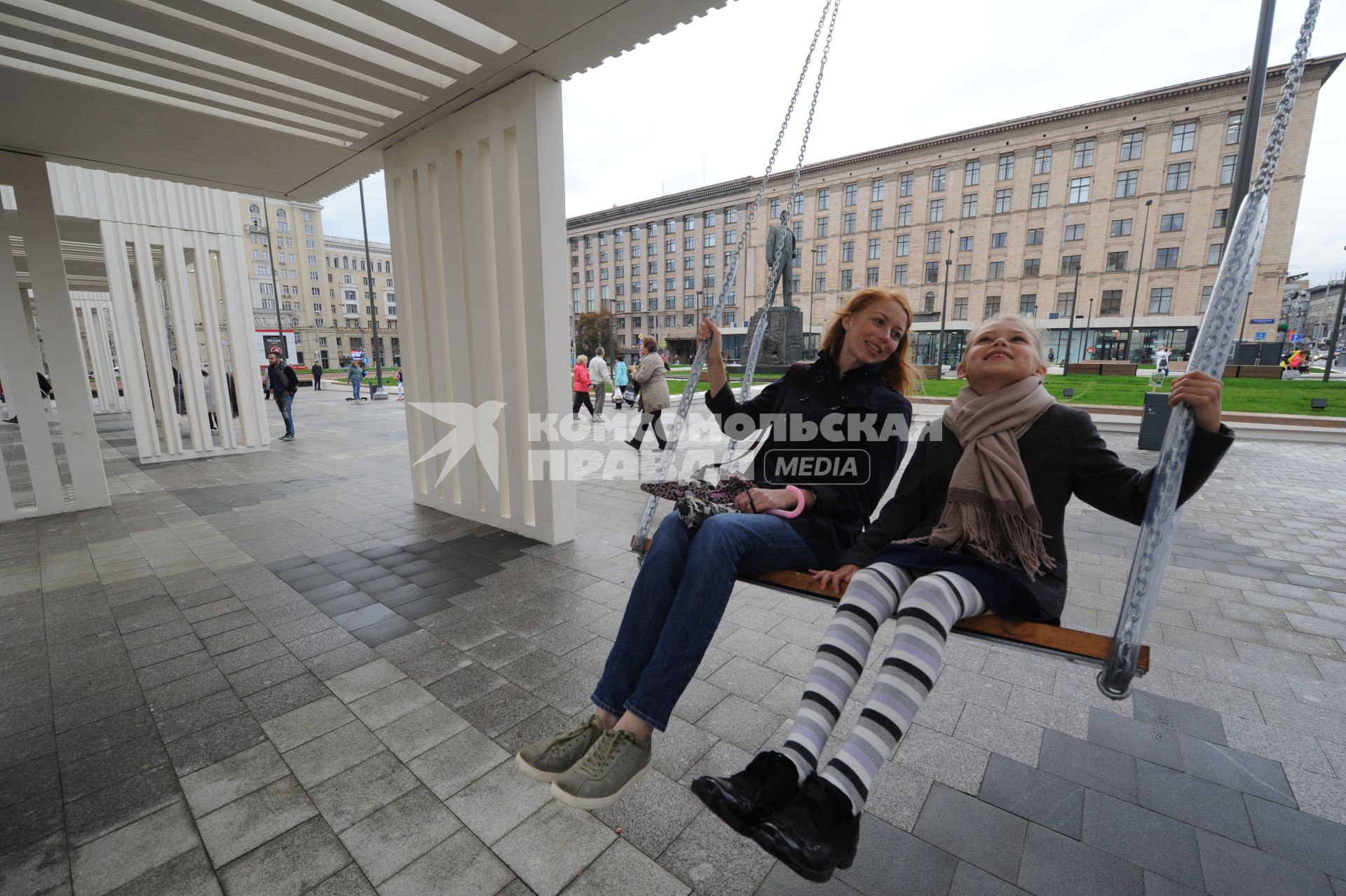 Москва. Горожане на качелях на Триумфальной площади после реконструкции.