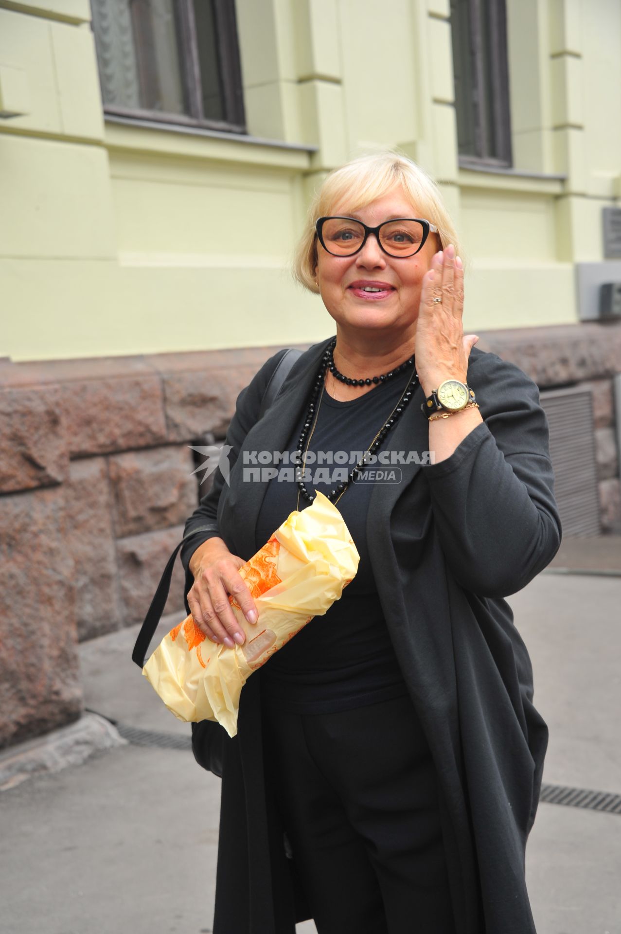 Москва.  Актриса Елена Шанина перед сбором труппы театра `Ленком`.