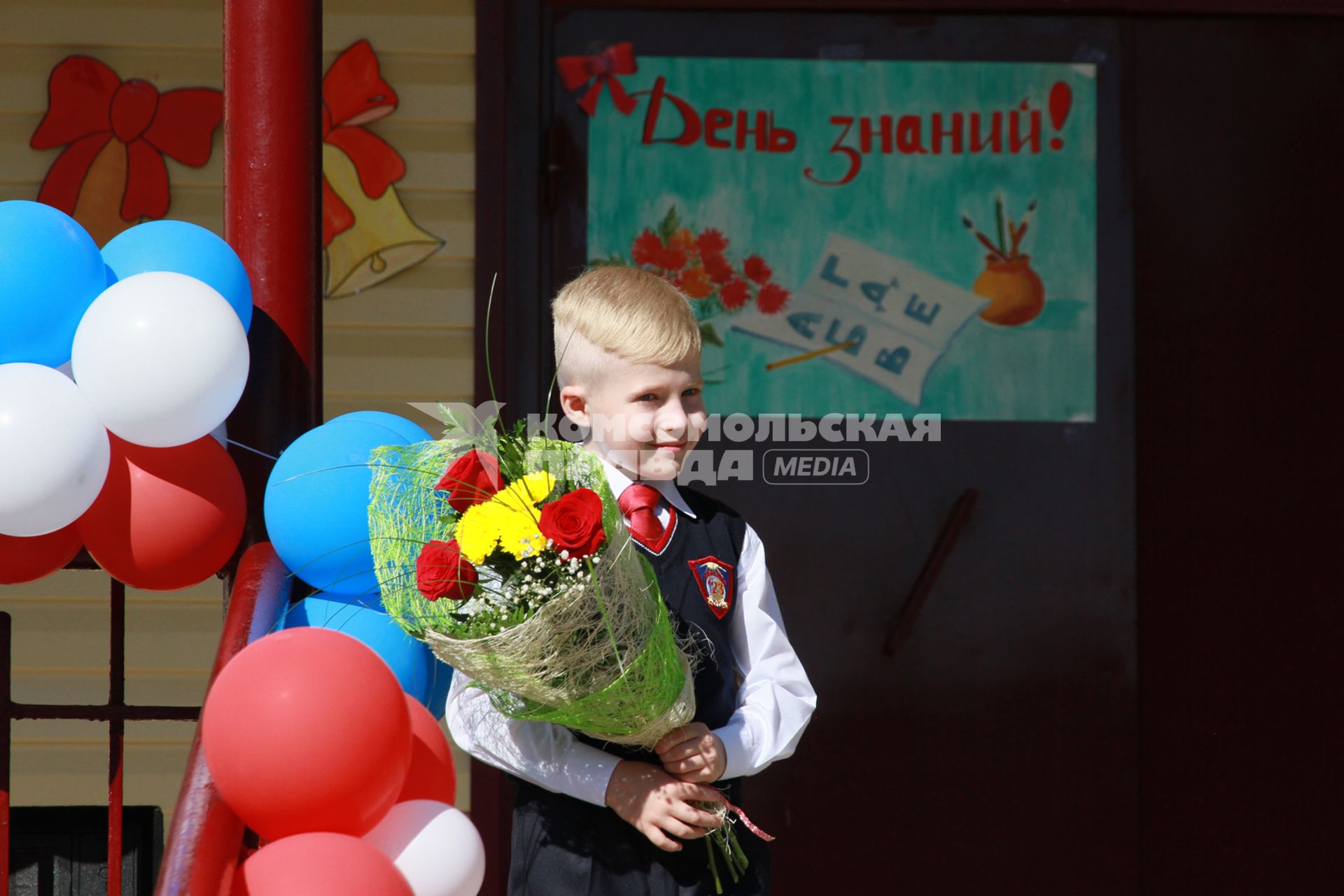 Барнаул. 1 сентября. Школьник на торжественнной линейке.