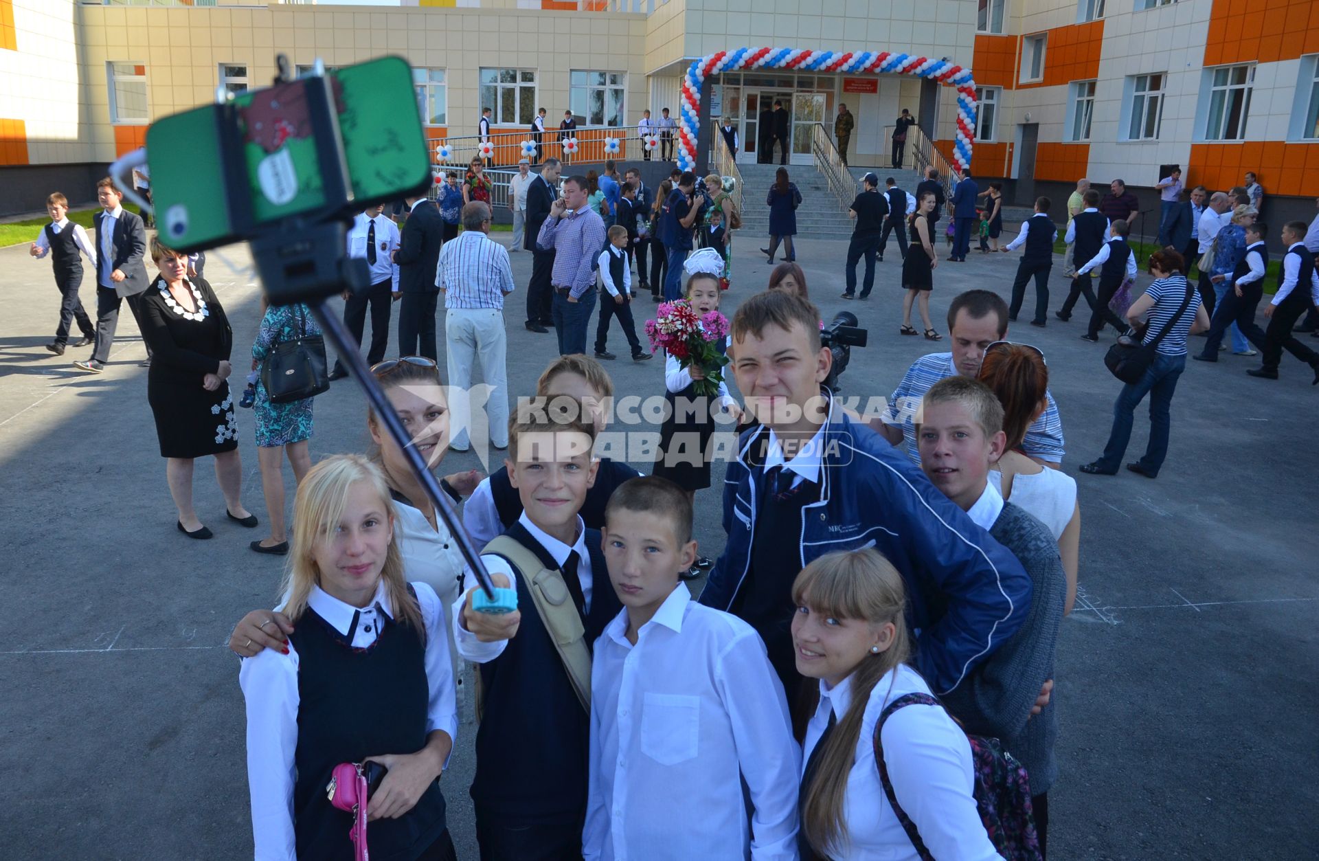 Новосибирск. 1 сентября. Школьники делают селфи на торжественнной линейке.