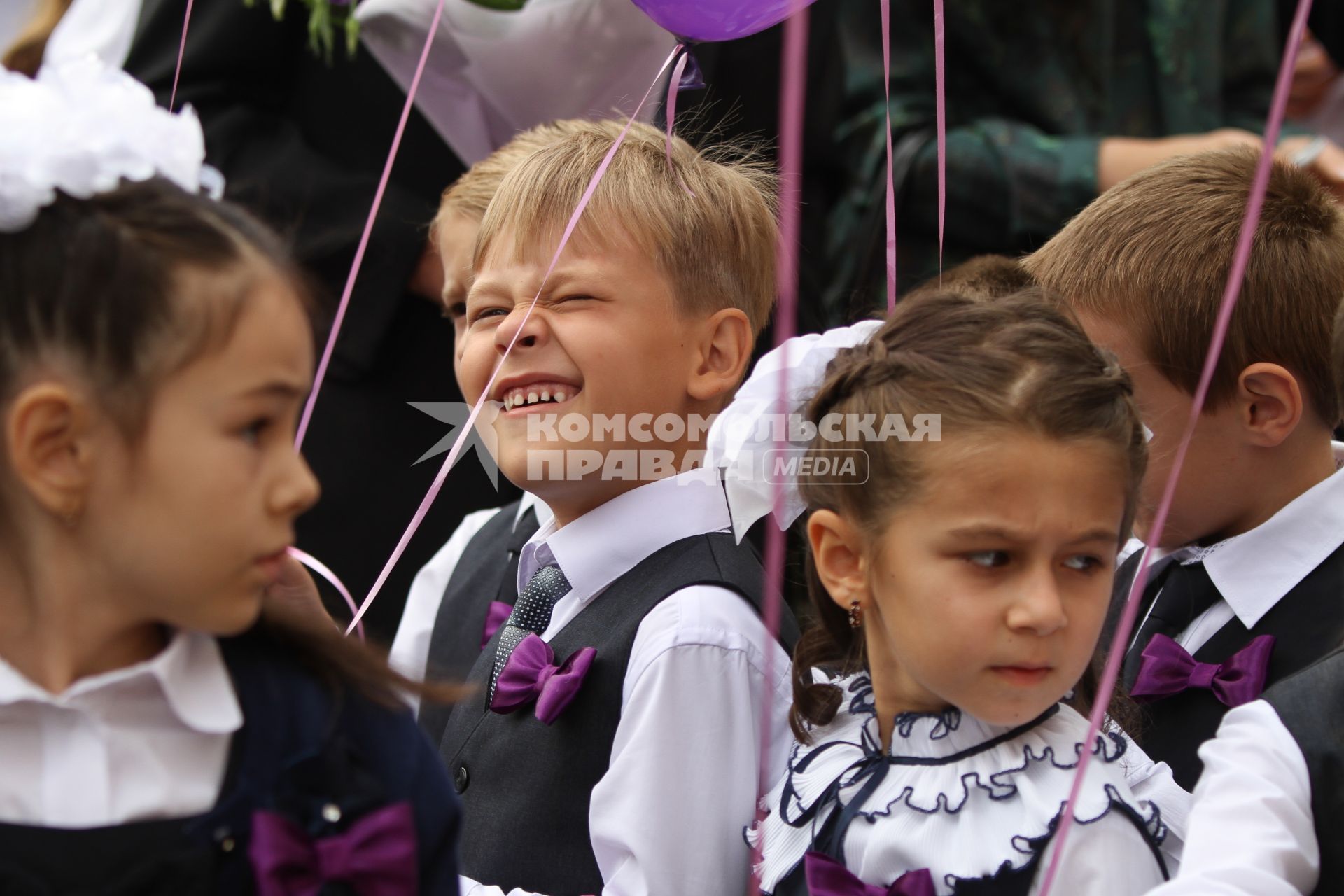 Ставрополь. 1 сентября. Школьники на торжественной линейке.