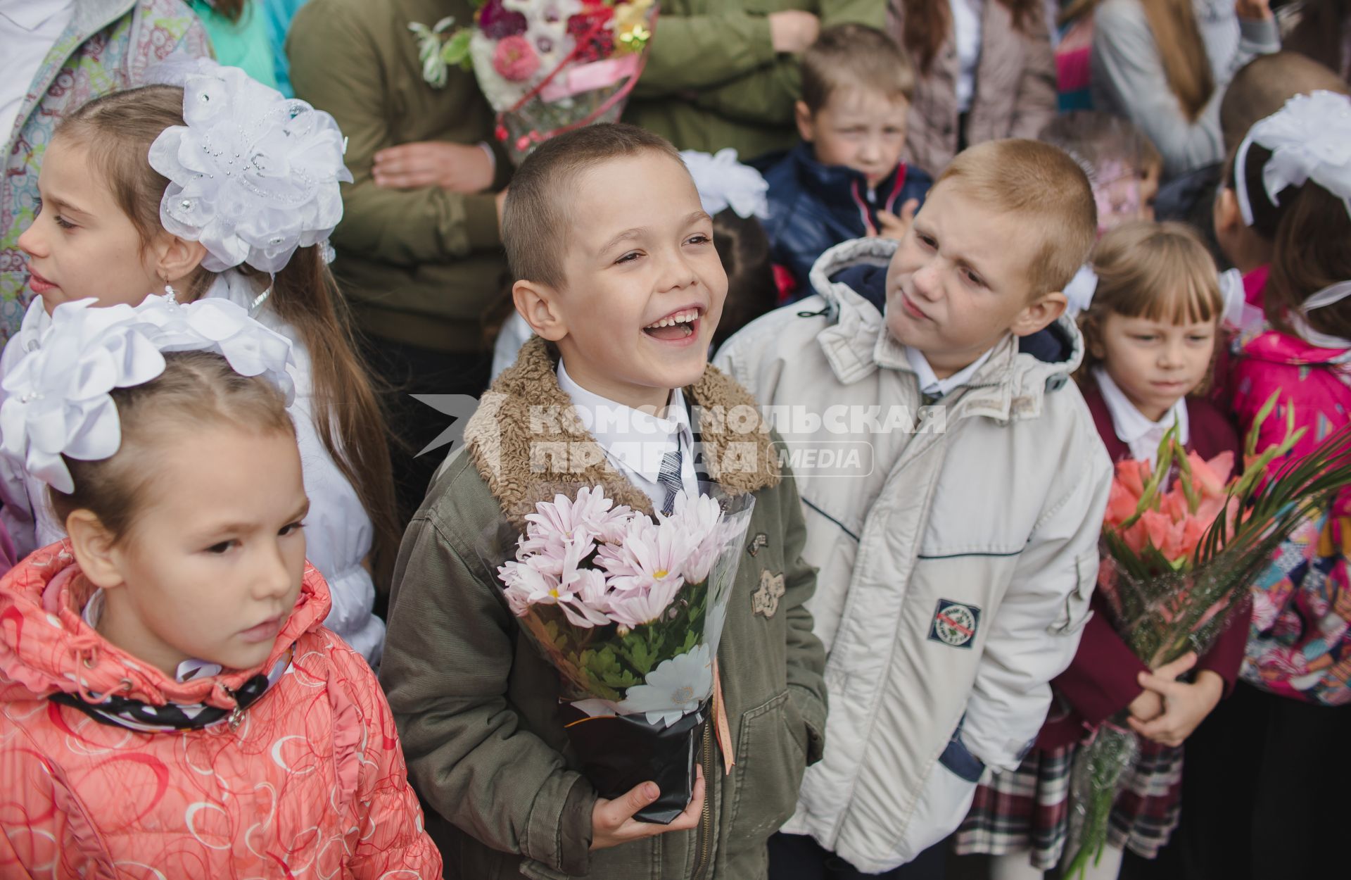 Челябинск. 1 сентября. Первоклассники на торжественной линейке.