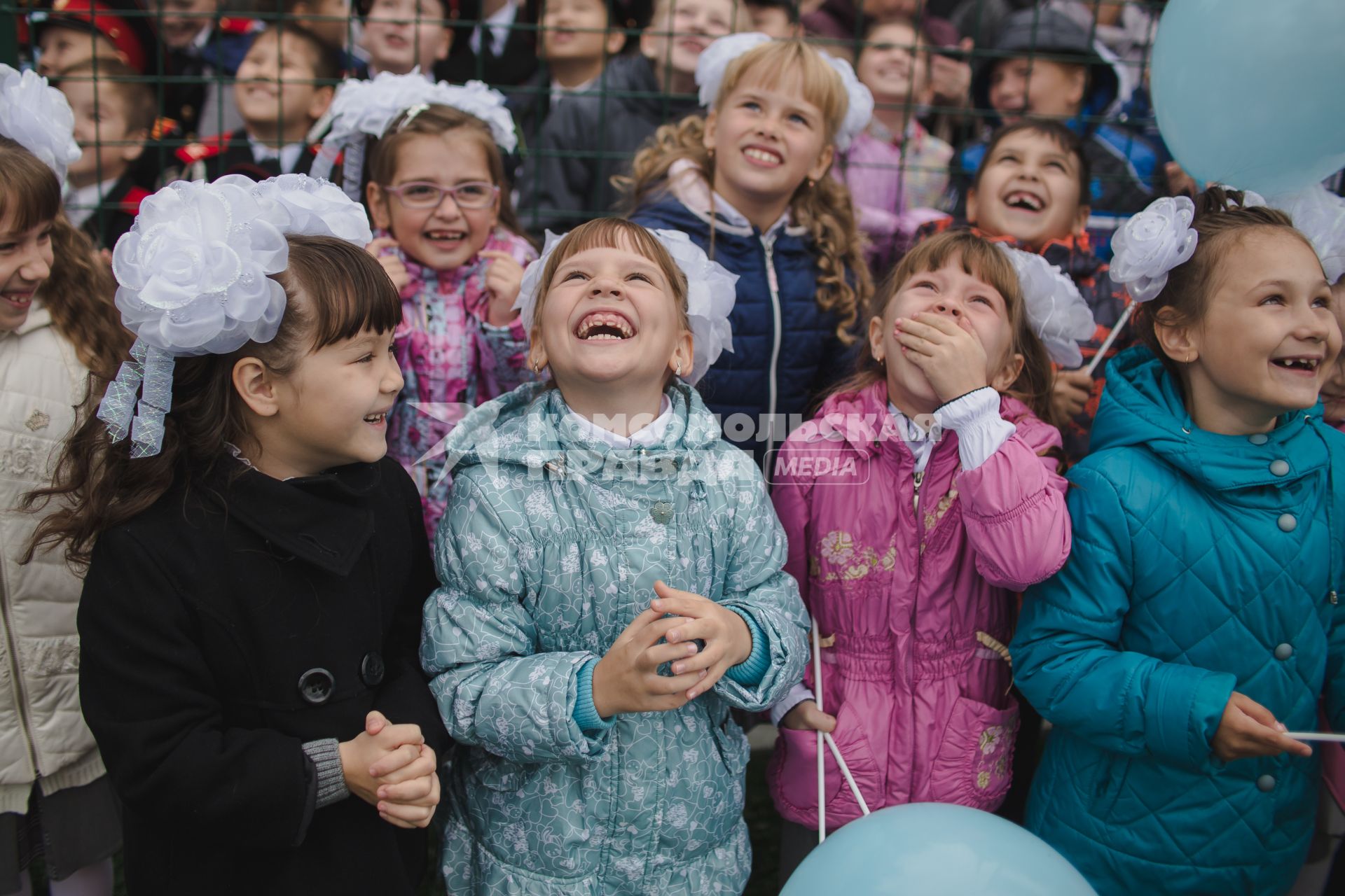 Челябинск. 1 сентября. Первоклассники на торжественной линейке.