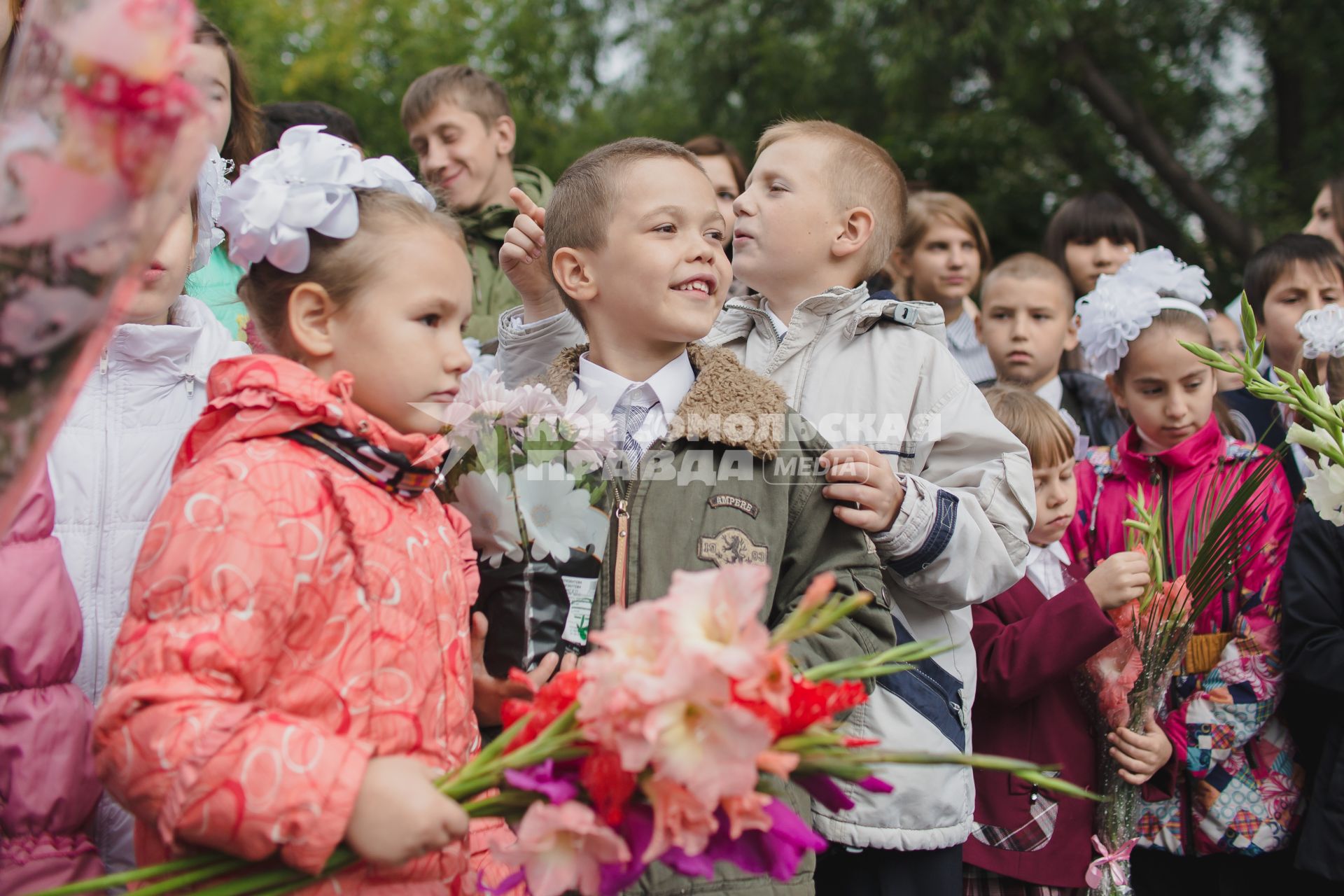 Челябинск. 1 сентября. Первоклассники на торжественной линейке.