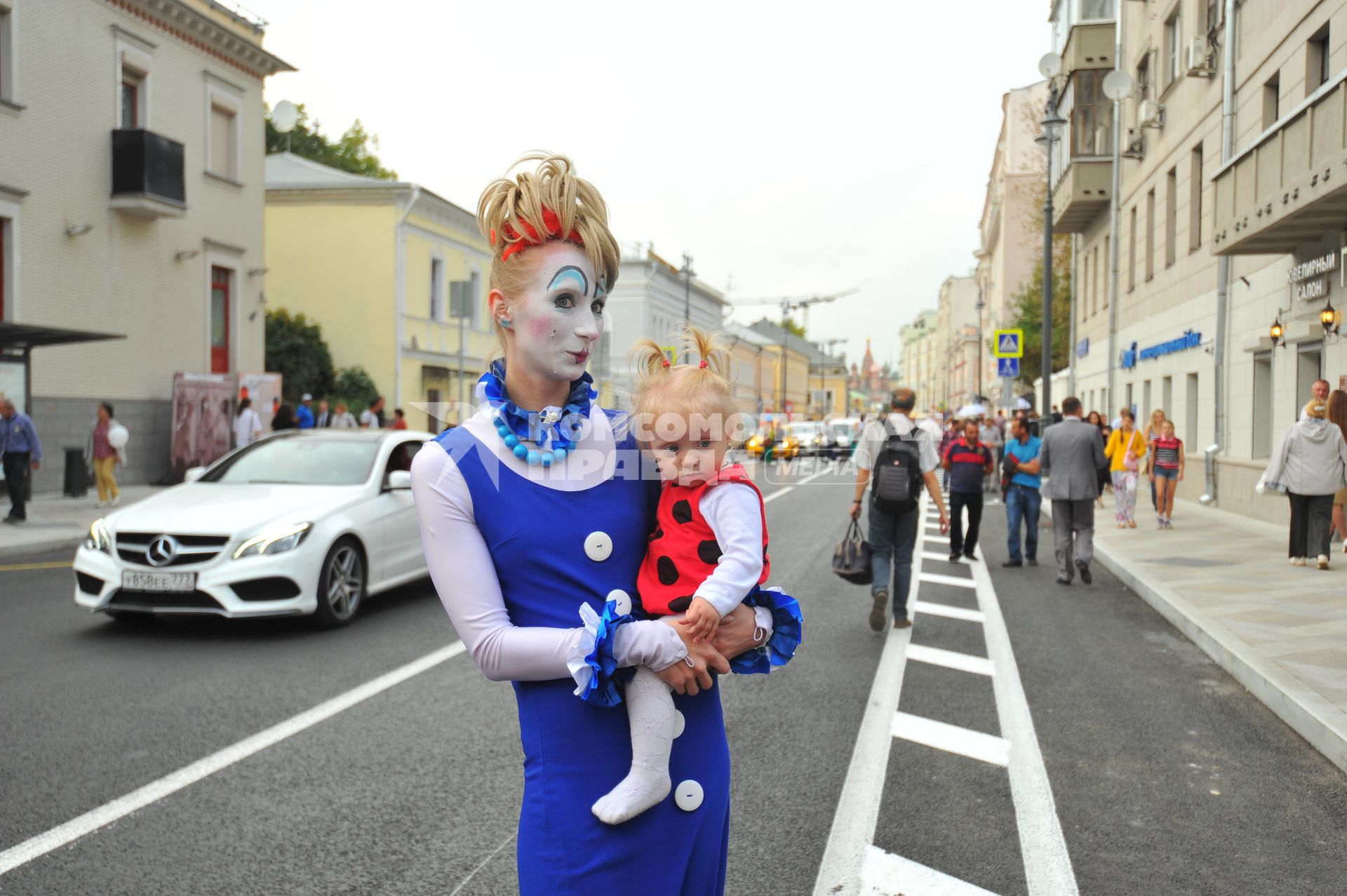 Москва.  Женщина с ребенком на руках  на улице Большая Ордынка.