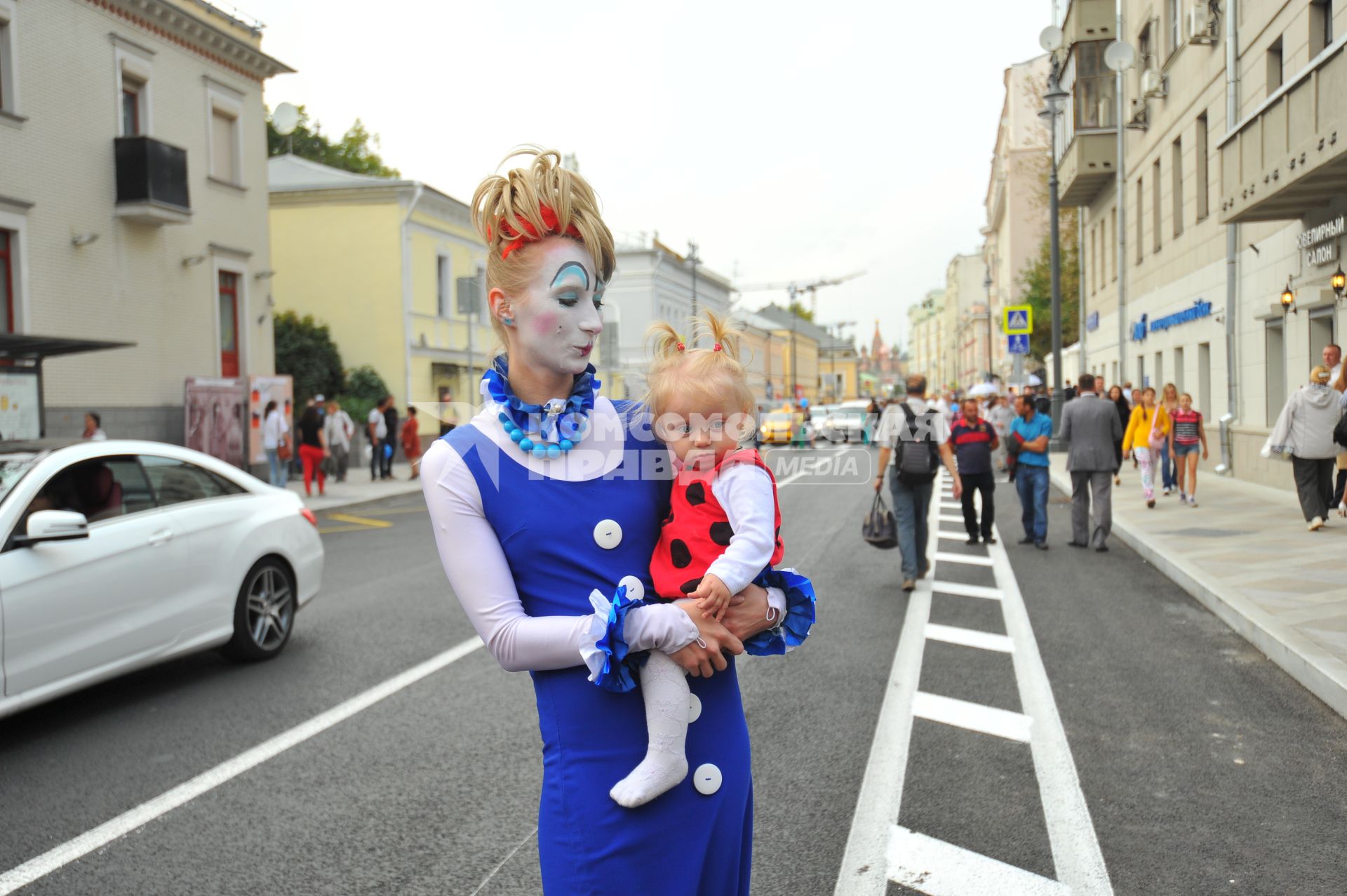 Москва.  Женщина с ребенком на руках  на улице Большая Ордынка.