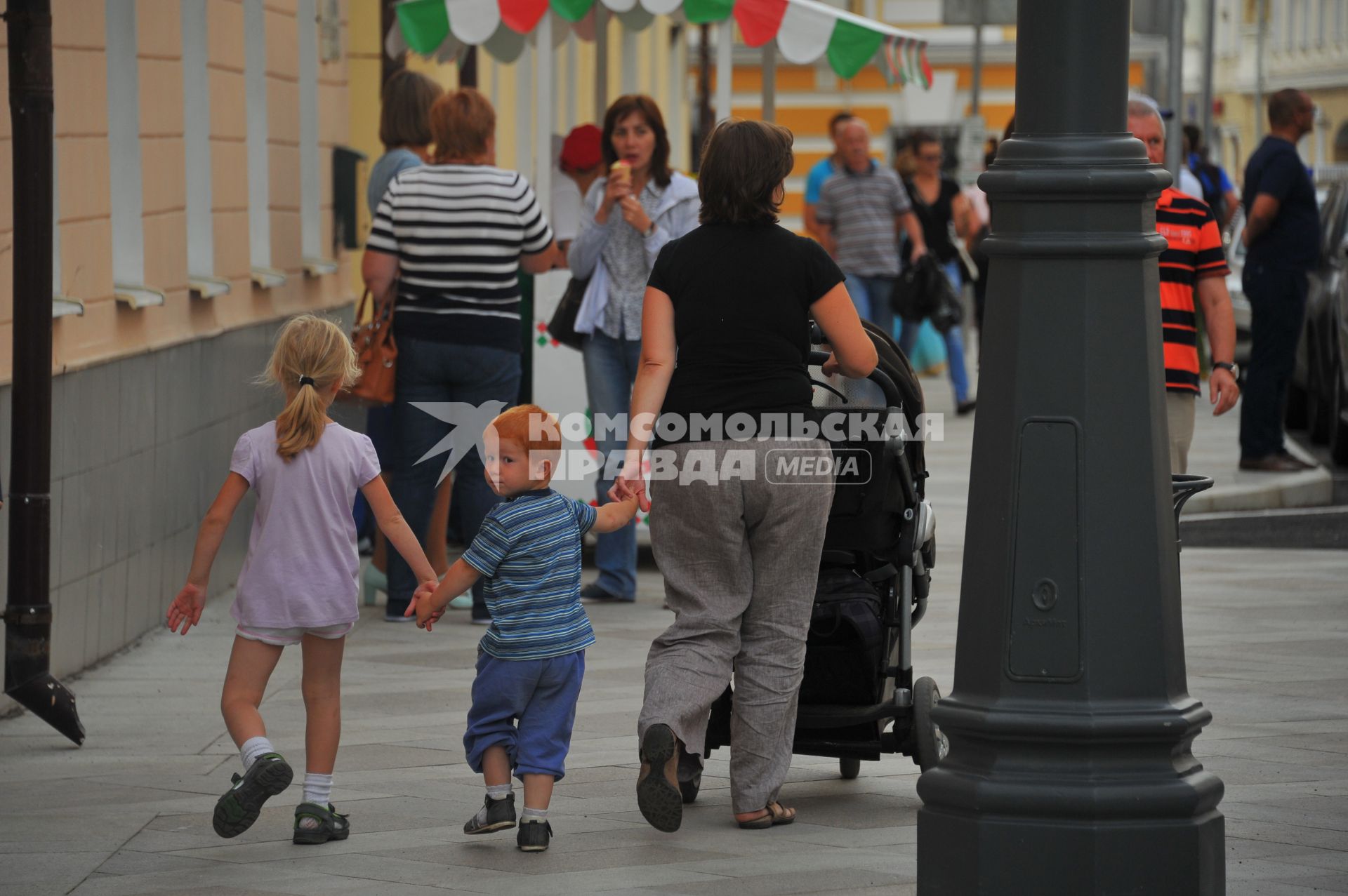 Москва. Люди на улице Большая Ордынка.