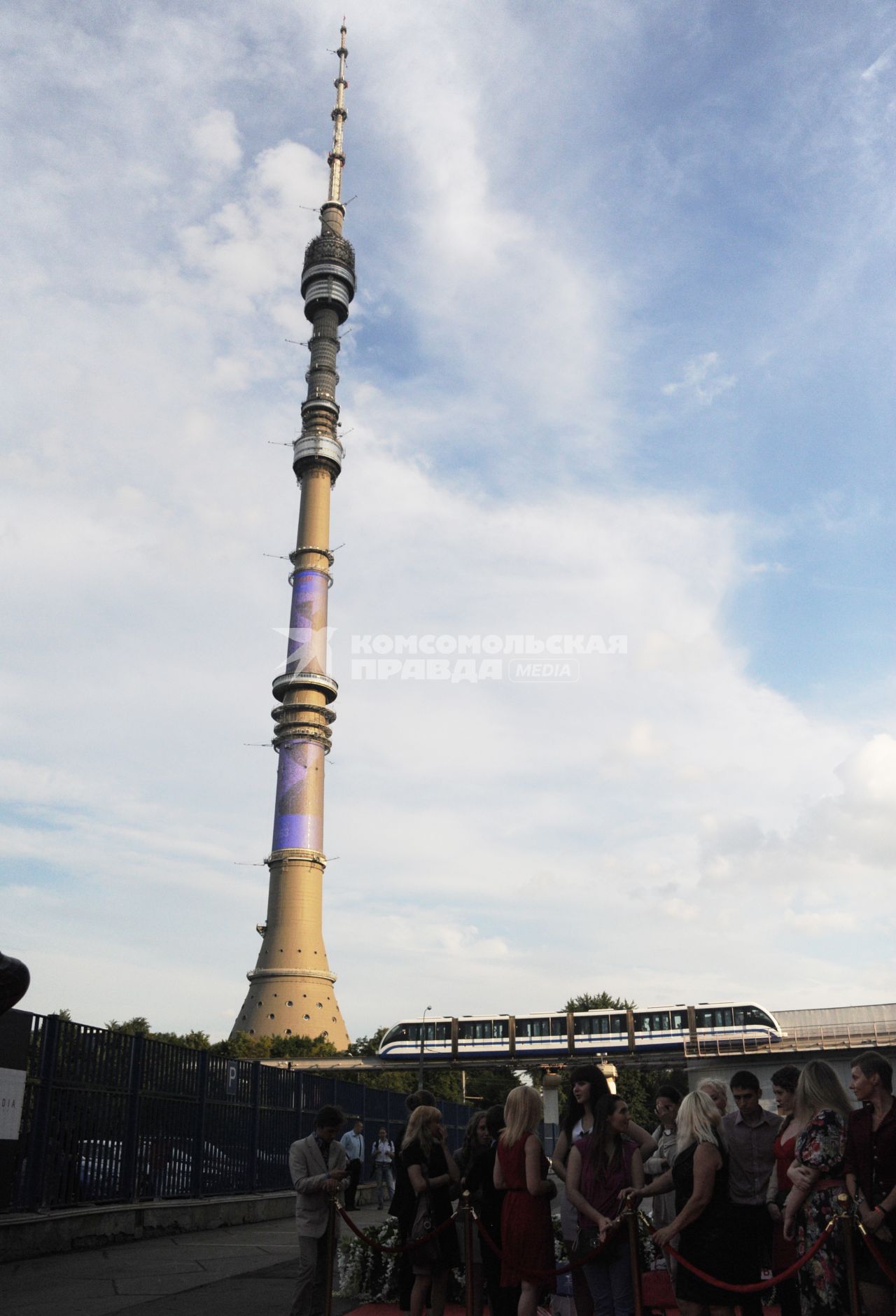 Москва. Московская монорельсовая транспортная система (ММТС) в районе метро ВДНХ.