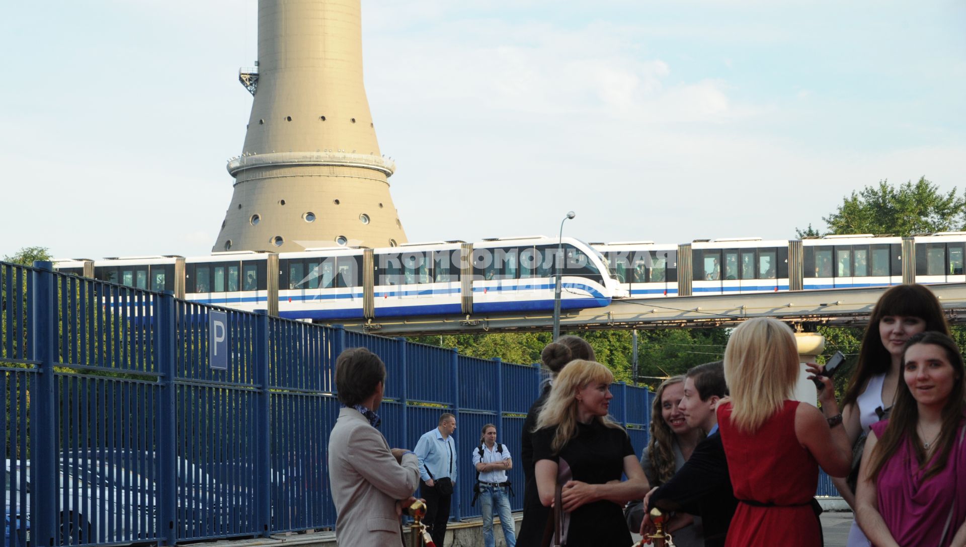 Москва. Московская монорельсовая транспортная система (ММТС) в районе метро ВДНХ.