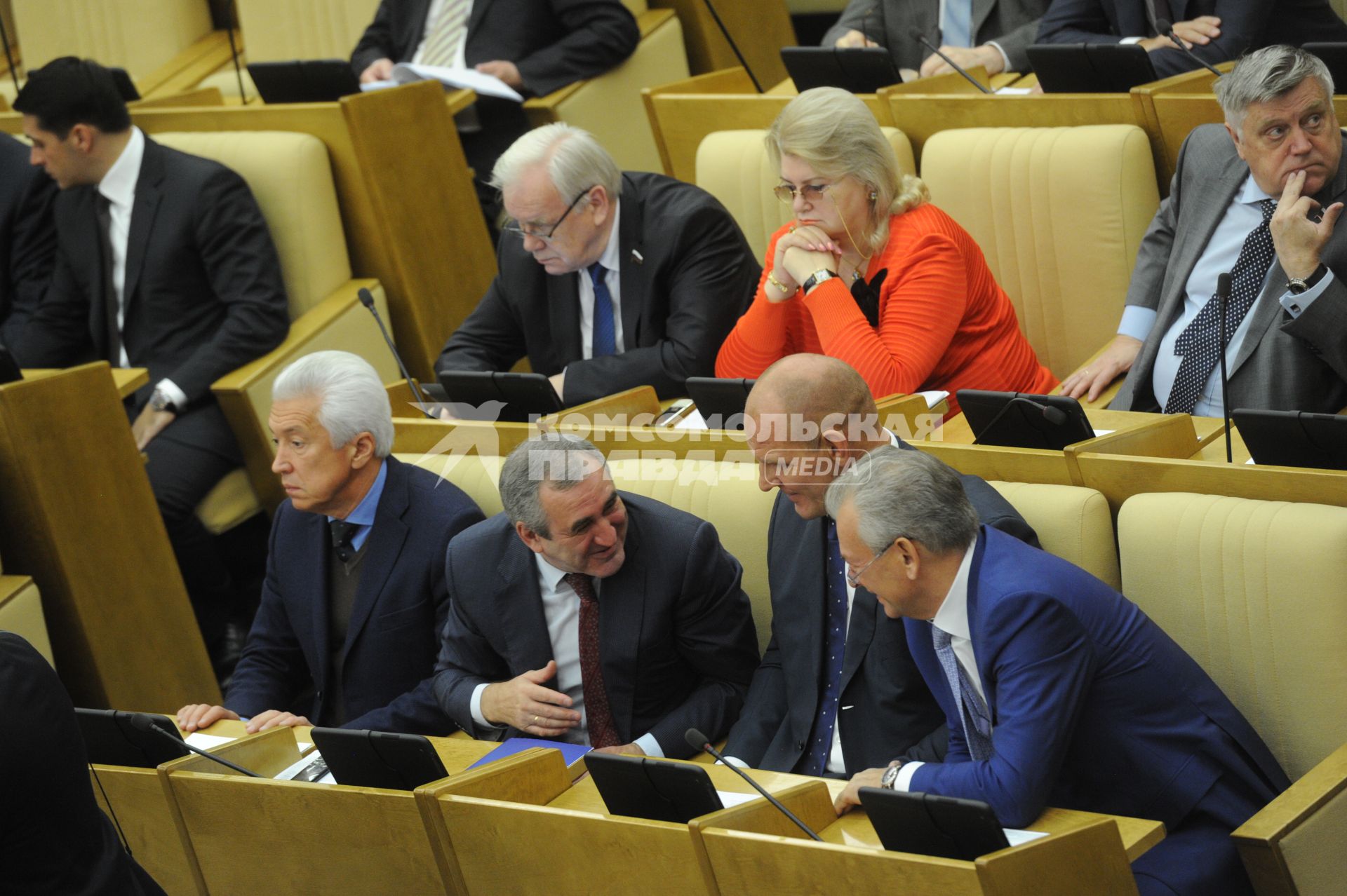 Москва. Слева направо: заместитель председателя Государственной Думы (ГД) РФ, руководитель фракции `Единая Россия` Владимир Васильев, его заместитель Сергей Неверов и член комитета ГД по международным делам Александр Карелин на пленарном заседании ГД.