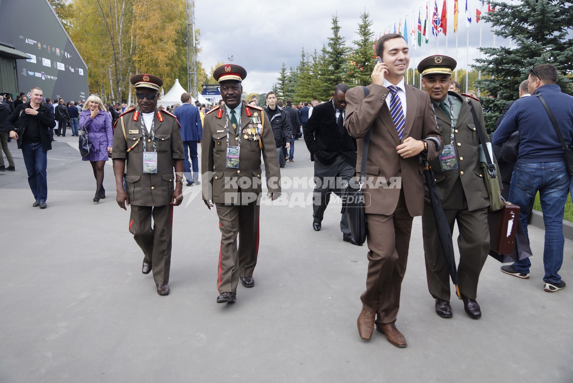 Нижний Тагил. Военные, члены иностранной делегации на 10-ой международной выставке вооружений `Russia Arms Expo - 2015`.