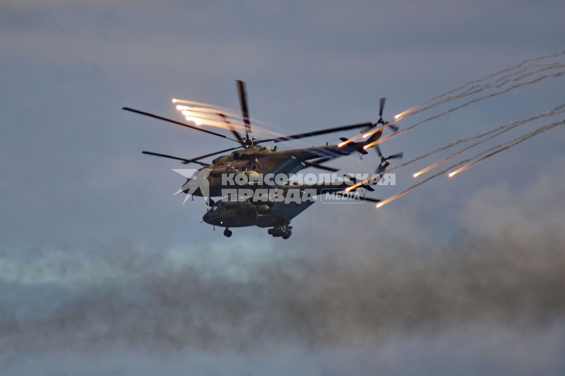 Нижний Тагил. Вертолеты Ми-8 во время демонстрационного показа военной авиации на 10-ой международной выставке вооружений `Russia Arms Expo - 2015`.