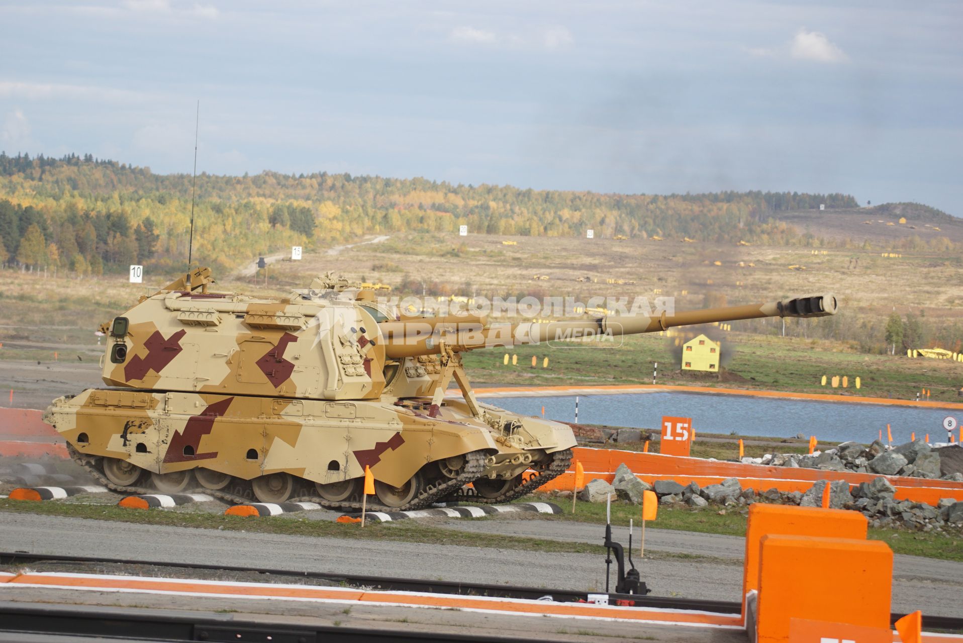 Нижний Тагил. САУ `Мста-С` во время демонстрационного показа военной техники на 10-ой международной выставке вооружений `Russia Arms Expo - 2015`.