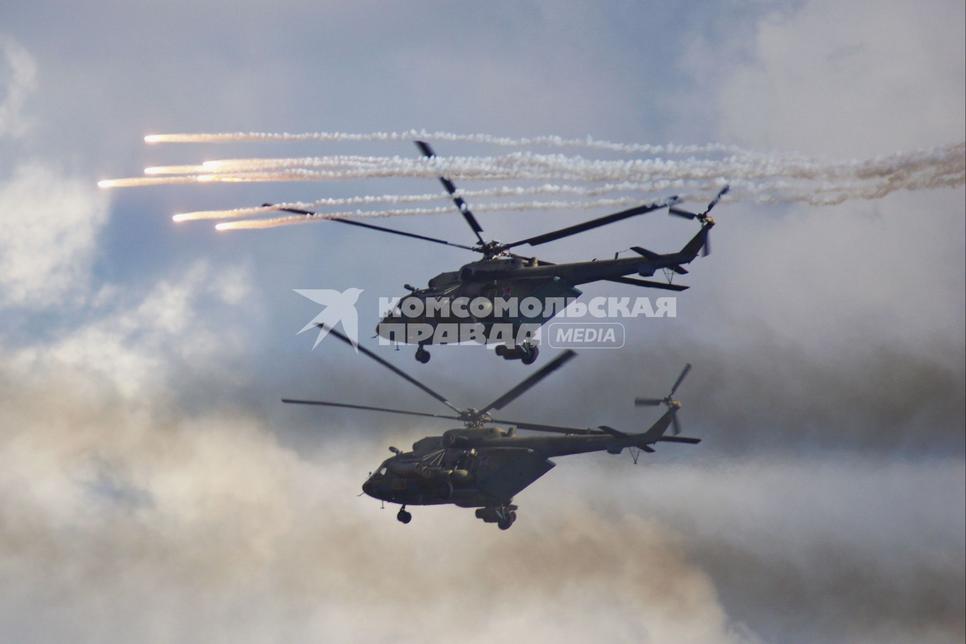 Нижний Тагил. Вертолеты Ми-8 во время демонстрационного показа военной авиации на 10-ой международной выставке вооружений `Russia Arms Expo - 2015`.