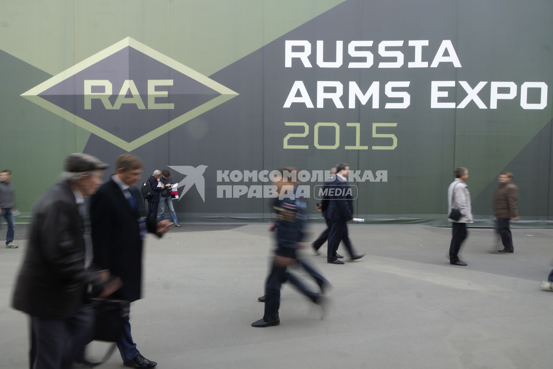 Нижний Тагил. Посетители на 10-ой международной выставке вооружений `Russia Arms Expo - 2015`.