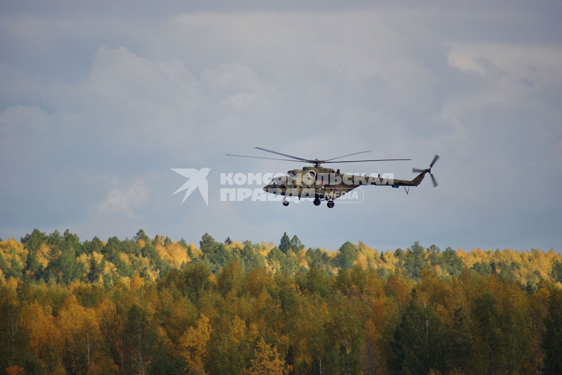 Нижний Тагил. Вертолет Ми-8 во время демонстрационного показа военной авиации на 10-ой международной выставке вооружений `Russia Arms Expo - 2015`.