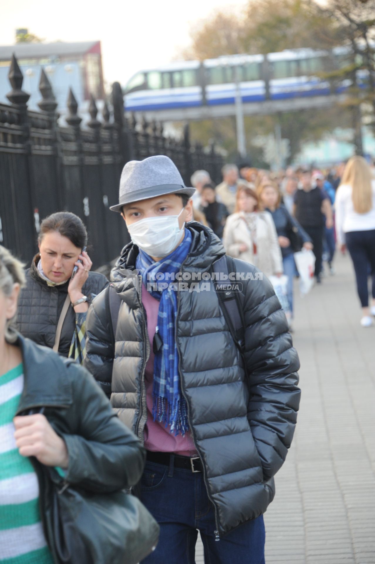 Москва. Молодой человек в медицинской маске.