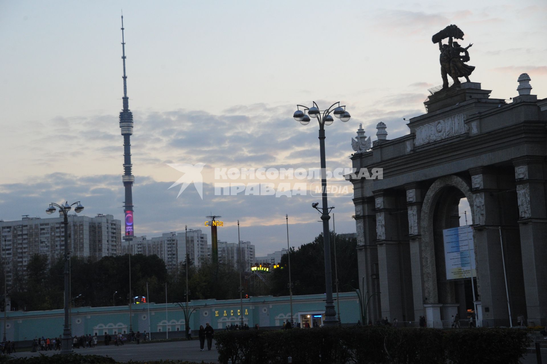 Москва.  Вид на Останкинскую телебашню с ВДНХ.