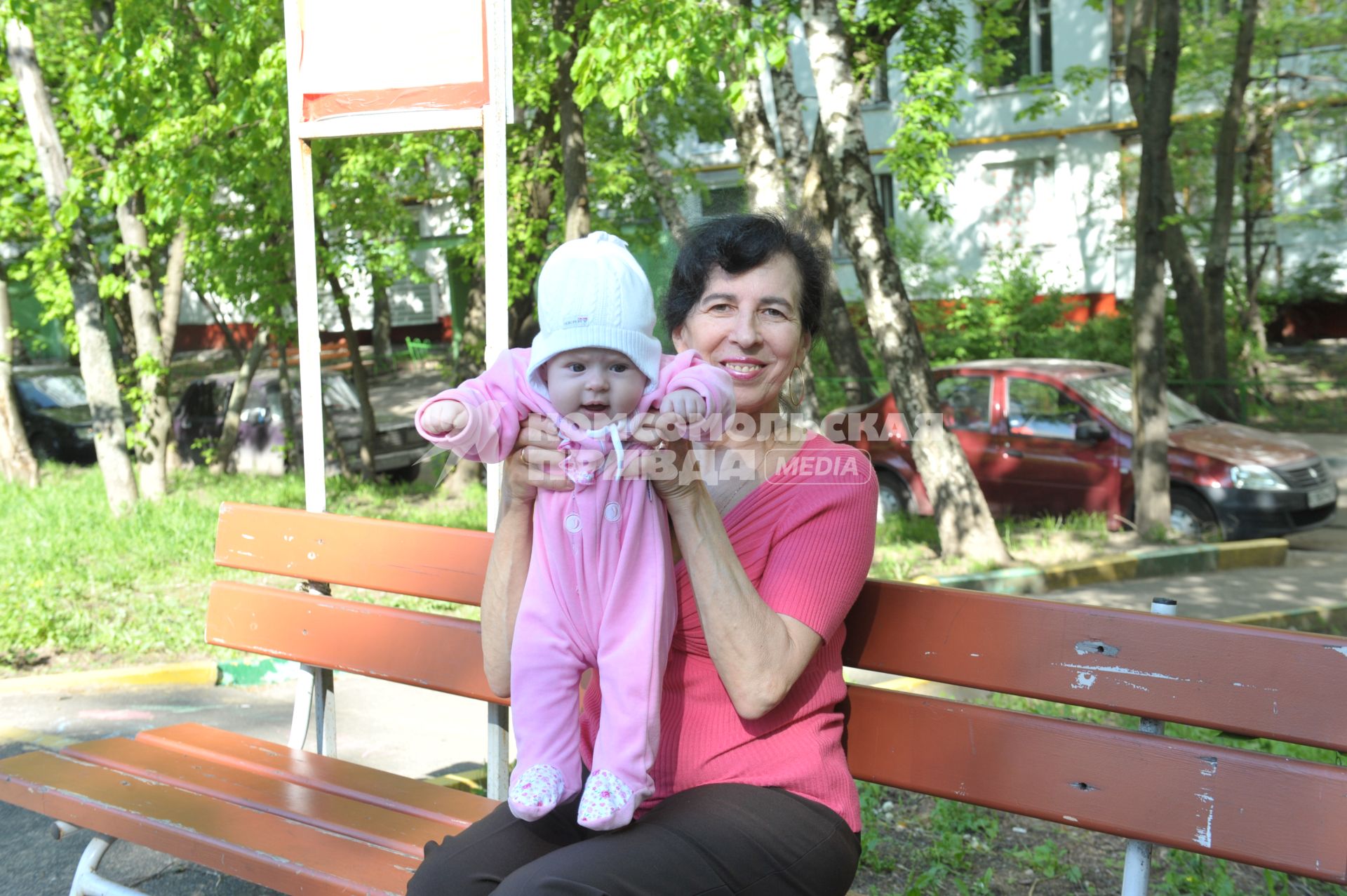 Москва. Галина Шубенина, ставшая матерью в 60 лет, вместе с новорожденной дочкой Клеопатрой, на прогулке.