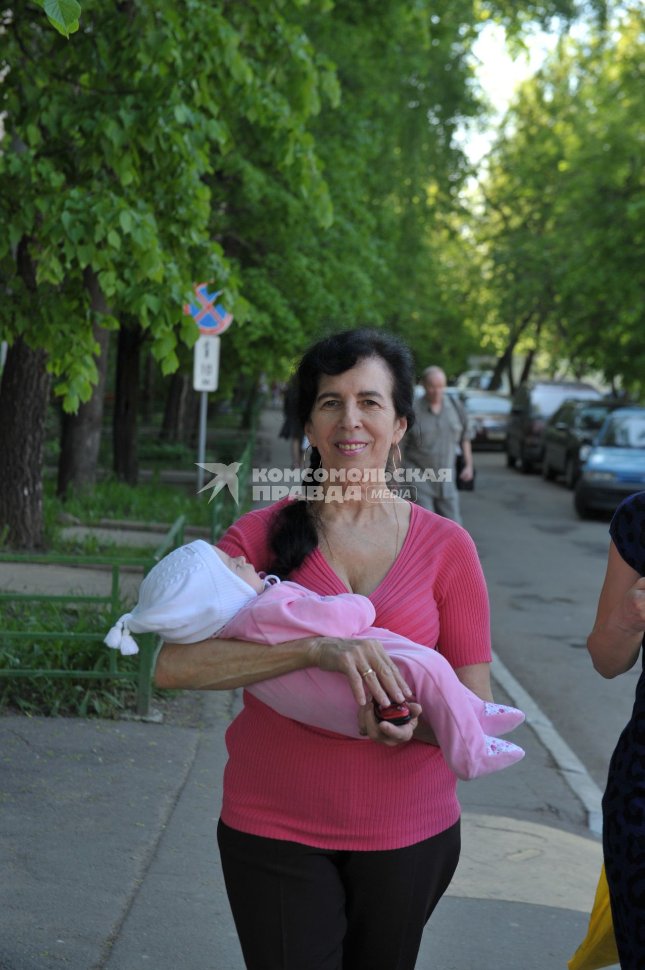 Москва. Галина Шубенина, ставшая матерью в 60 лет, вместе с новорожденной дочкой Клеопатрой, на прогулке.