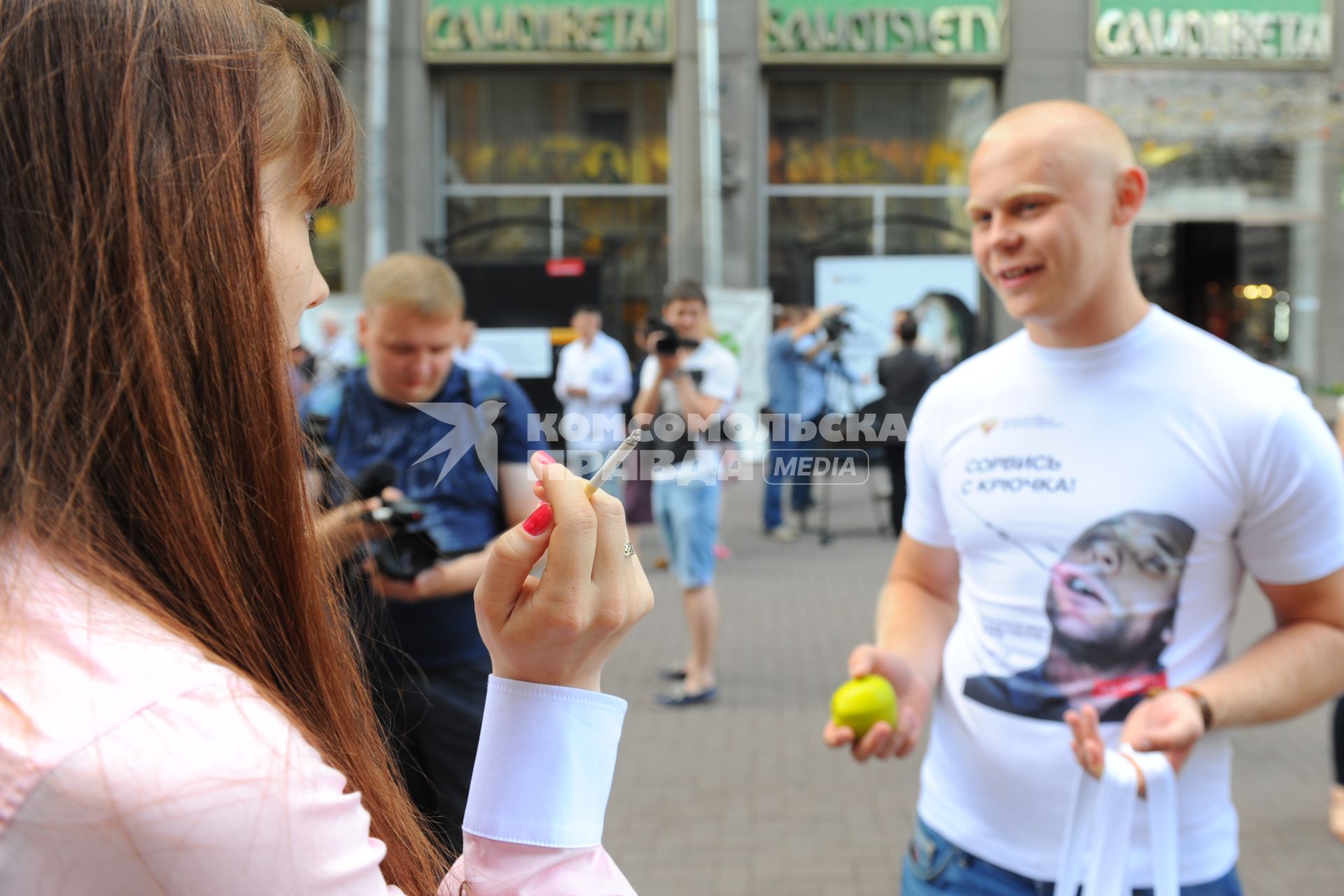 Москва. Участники акции по обмену сигарет на яблоки на Старом Арбате.