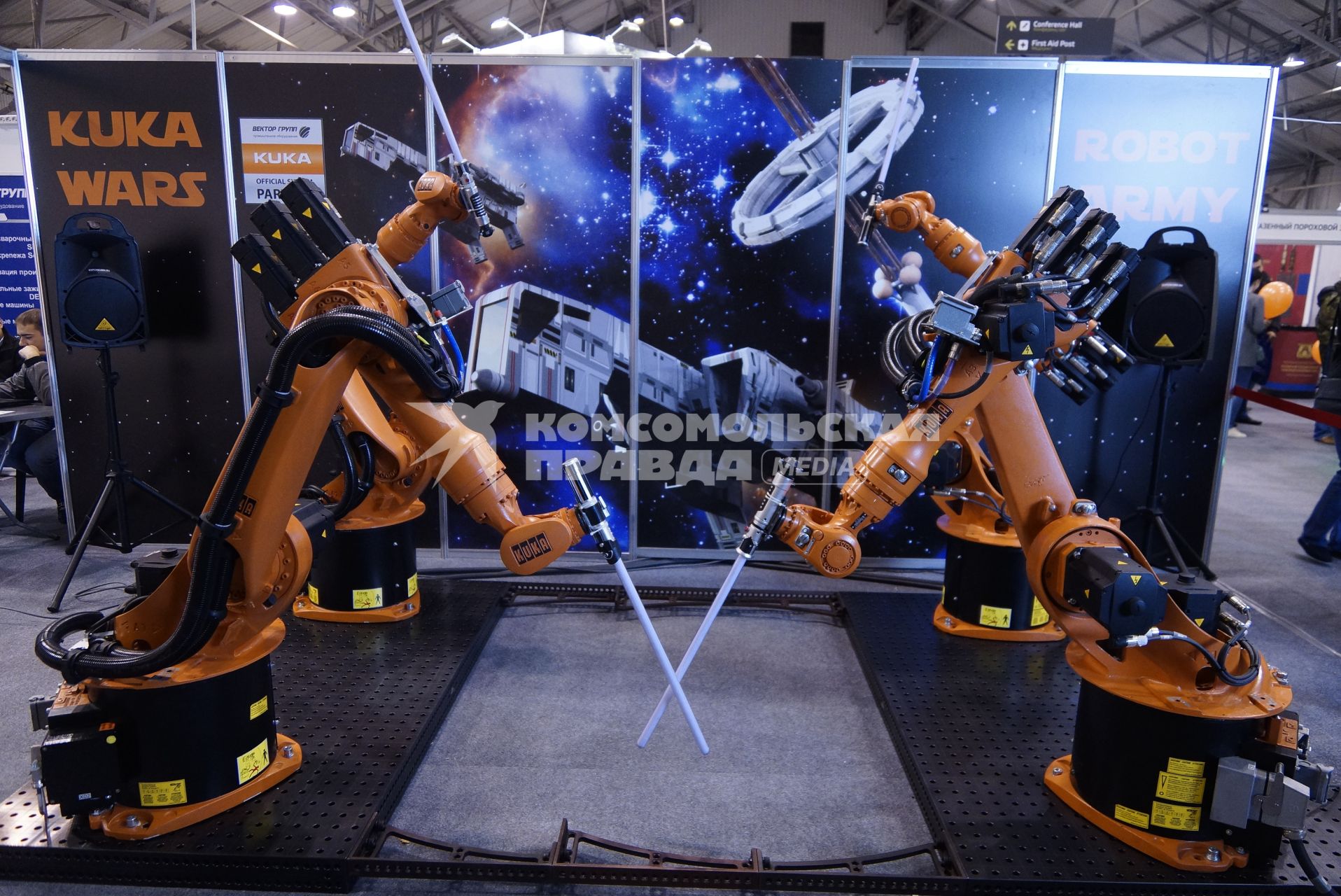 Нижний Тагил. Механизированые руки `Kuka` на 10-ой международной выставке вооружений `Russia Arms Expo - 2015`.