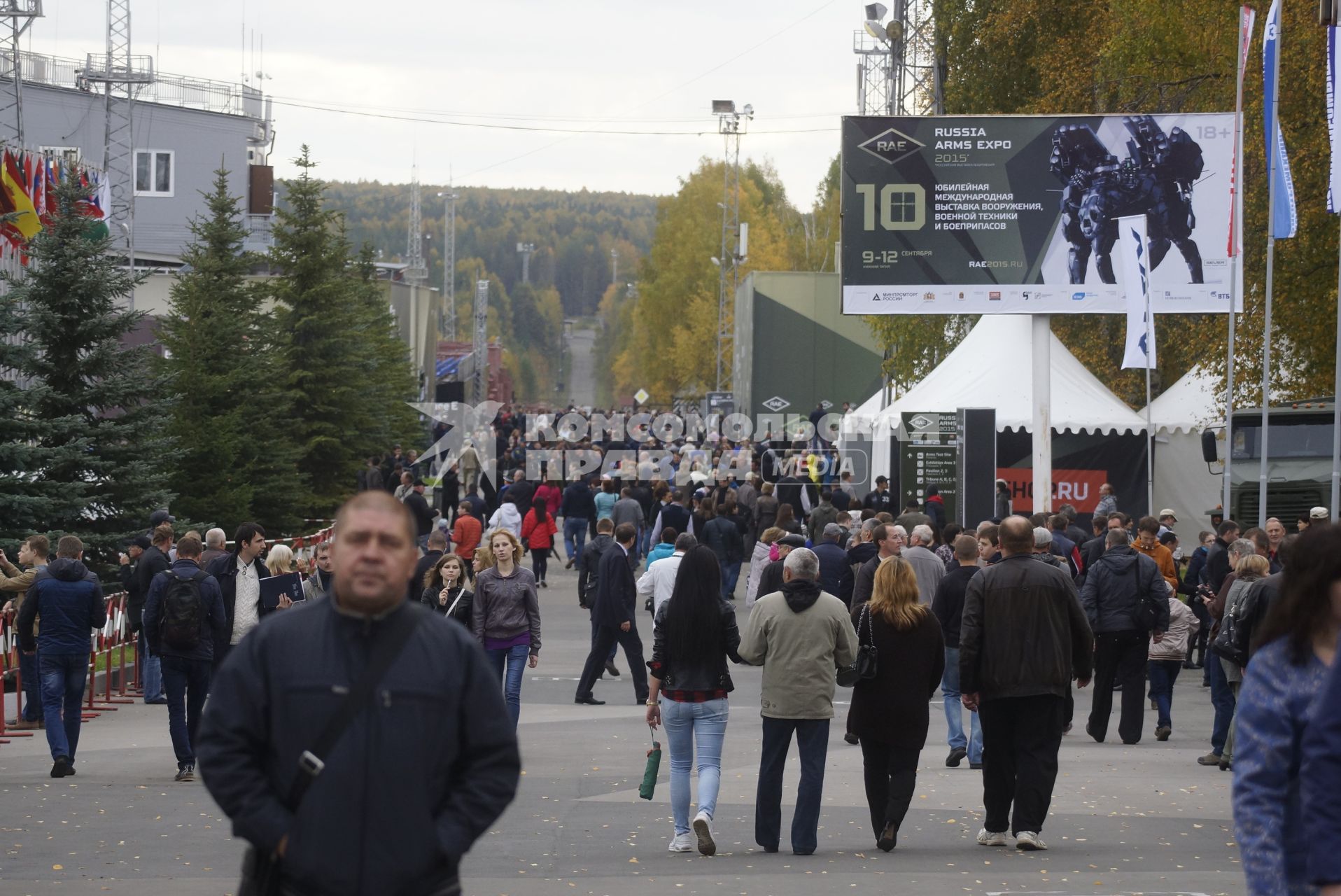 Нижний Тагил. Посетители на 10-ой международной выставке вооружений `Russia Arms Expo - 2015`.