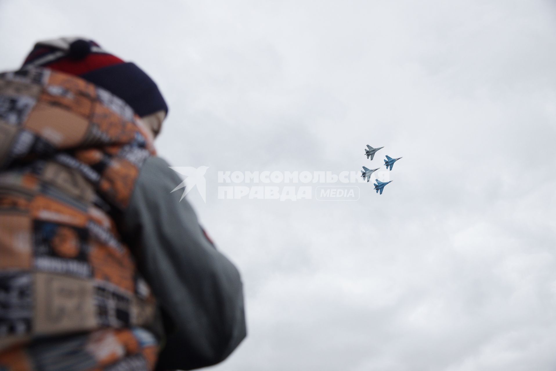 Нижний Тагил. Посетители наблюдают за полетом пилотажной группы `Соколы России` Су-27 на 10-ой международной выставке вооружений `Russia Arms Expo - 2015`.