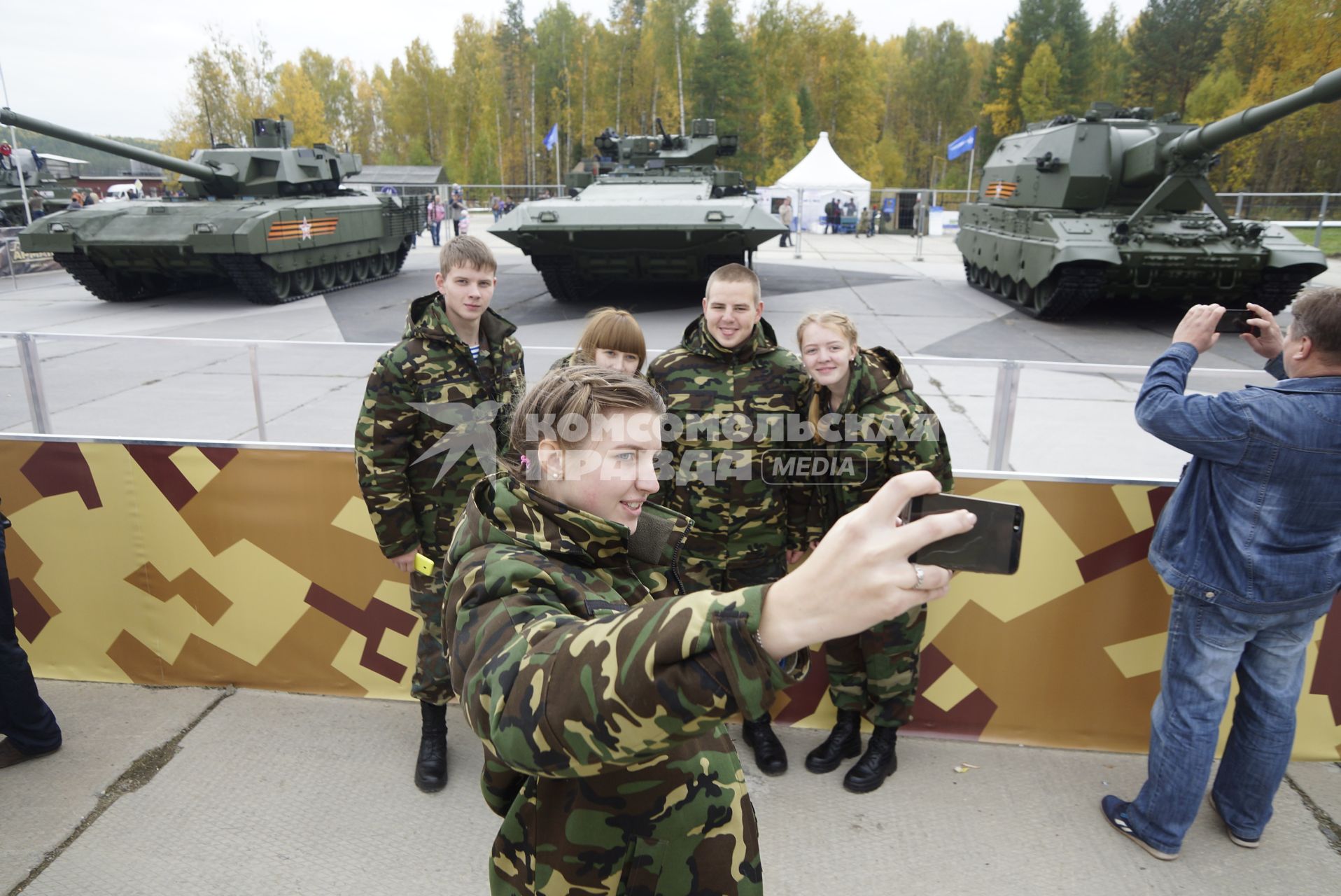 Нижний Тагил. Кадеты делают селфи на фоне военной техники на 10-ой международной выставке вооружений `Russia Arms Expo - 2015`.