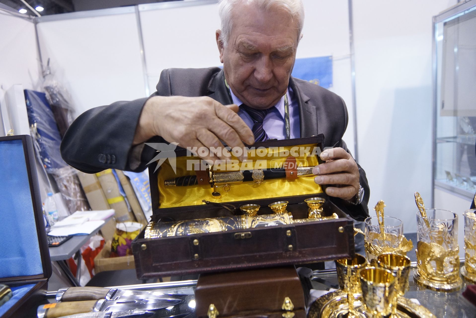Нижний Тагил. Представитель `Златоустовской оружейной компании` демонстрирует подарочный набор на 10-ой международной выставке вооружений `Russia Arms Expo - 2015`.