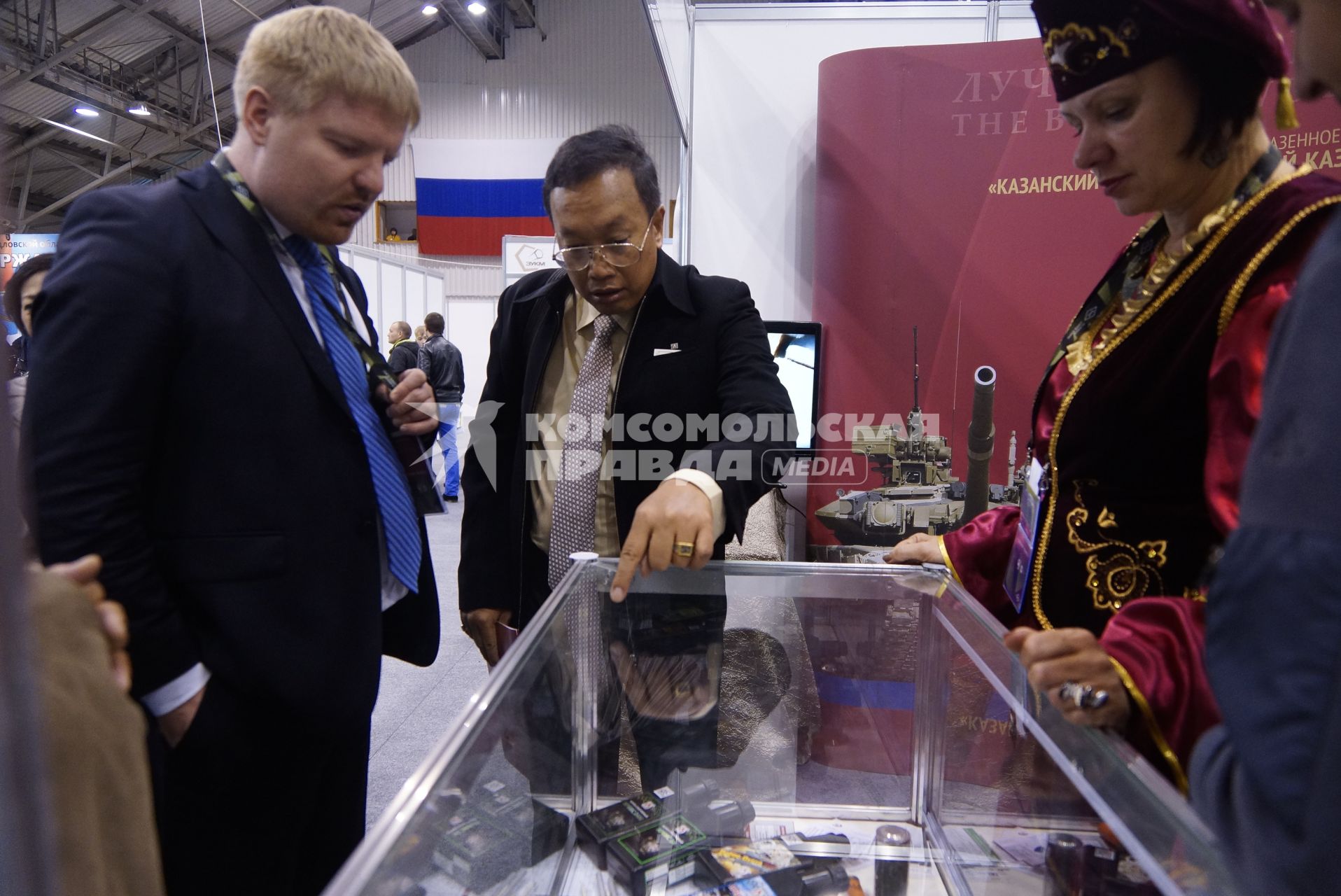 Нижний Тагил. Посетители на 10-ой международной выставке вооружений `Russia Arms Expo - 2015`.