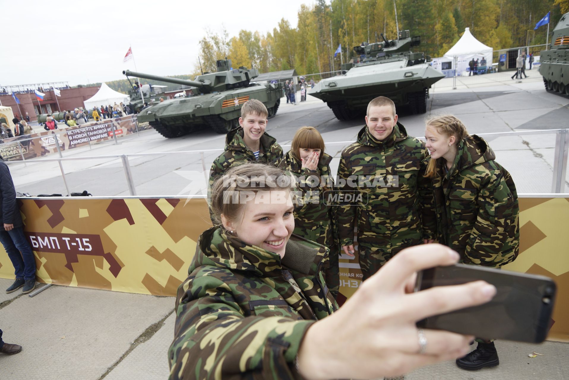 Нижний Тагил. Кадеты делают селфи на фоне военной техники на 10-ой международной выставке вооружений `Russia Arms Expo - 2015`.
