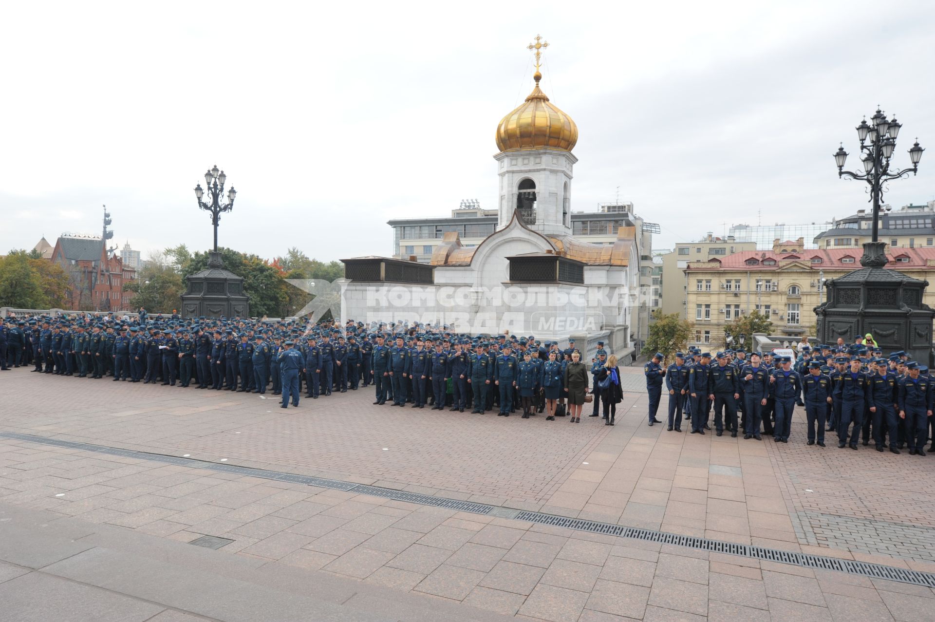 Москва. Спасатели МЧС  во время праздника иконы Божией Матери `Неопалимая Купина`  у Храма Христа Спасителя.