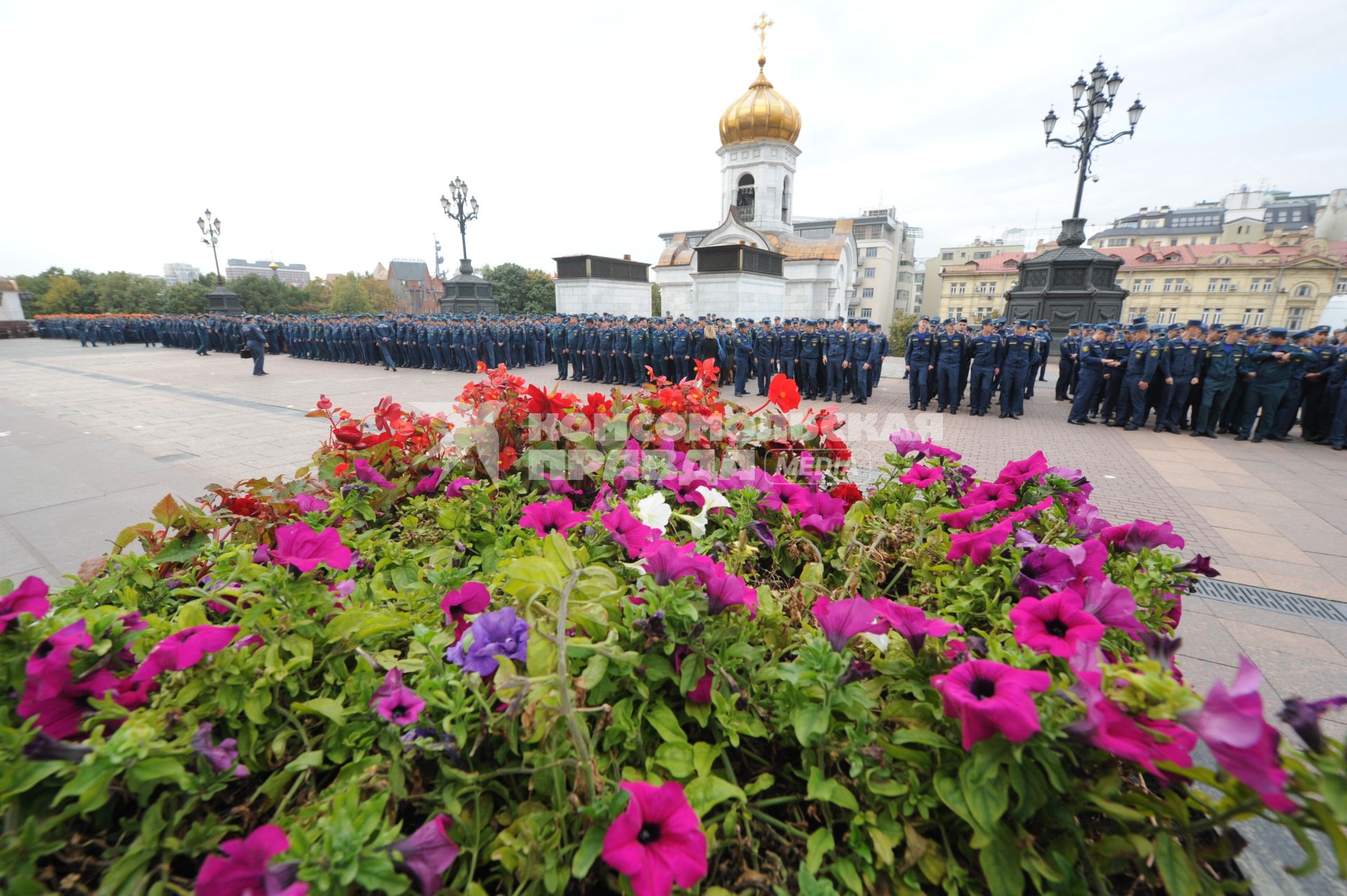 Москва. Спасатели МЧС  во время праздника иконы Божией Матери `Неопалимая Купина`  у Храма Христа Спасителя.