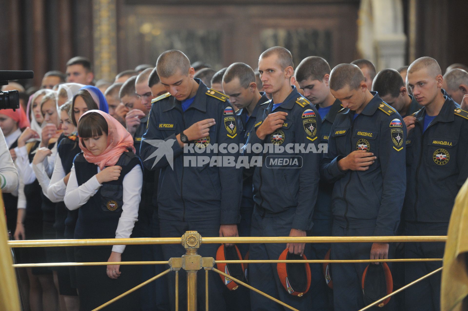 Москва. Спасатели МЧС  во время праздника иконы Божией Матери `Неопалимая Купина`  в Храме Христа Спасителя.