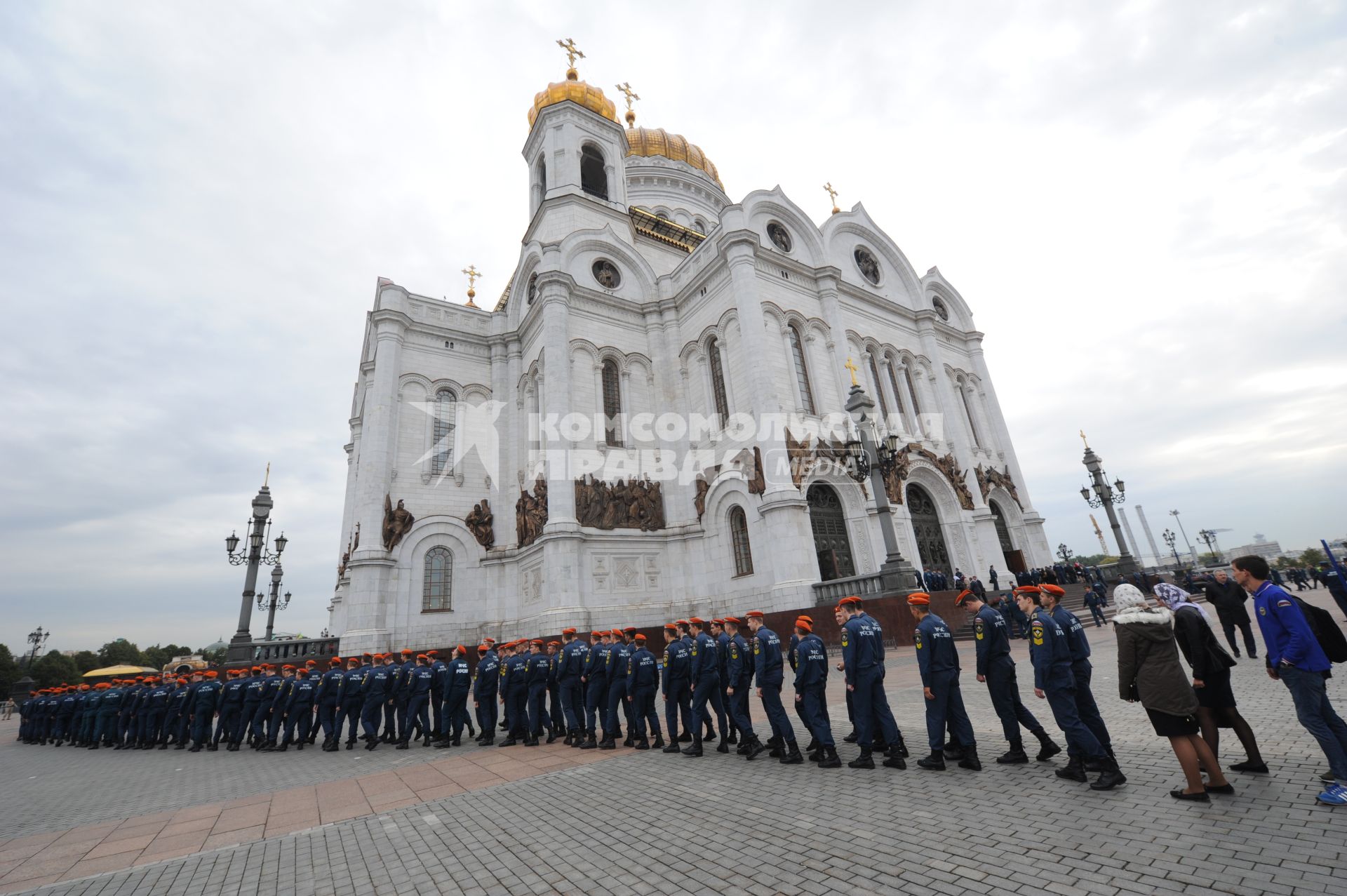 Москва. Спасатели МЧС  во время праздника иконы Божией Матери `Неопалимая Купина`  у Храма Христа Спасителя.