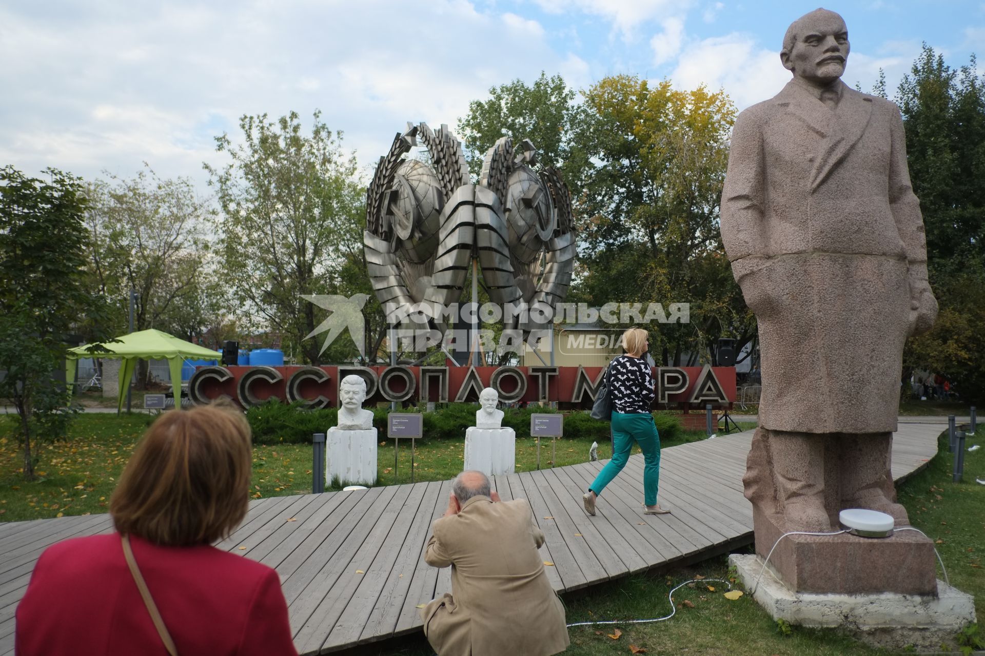 Москва.  Памятник В.И. Ленину и герб СССР во время фестиваля `Остров 90-х`  в парке искусств `Музеон`.