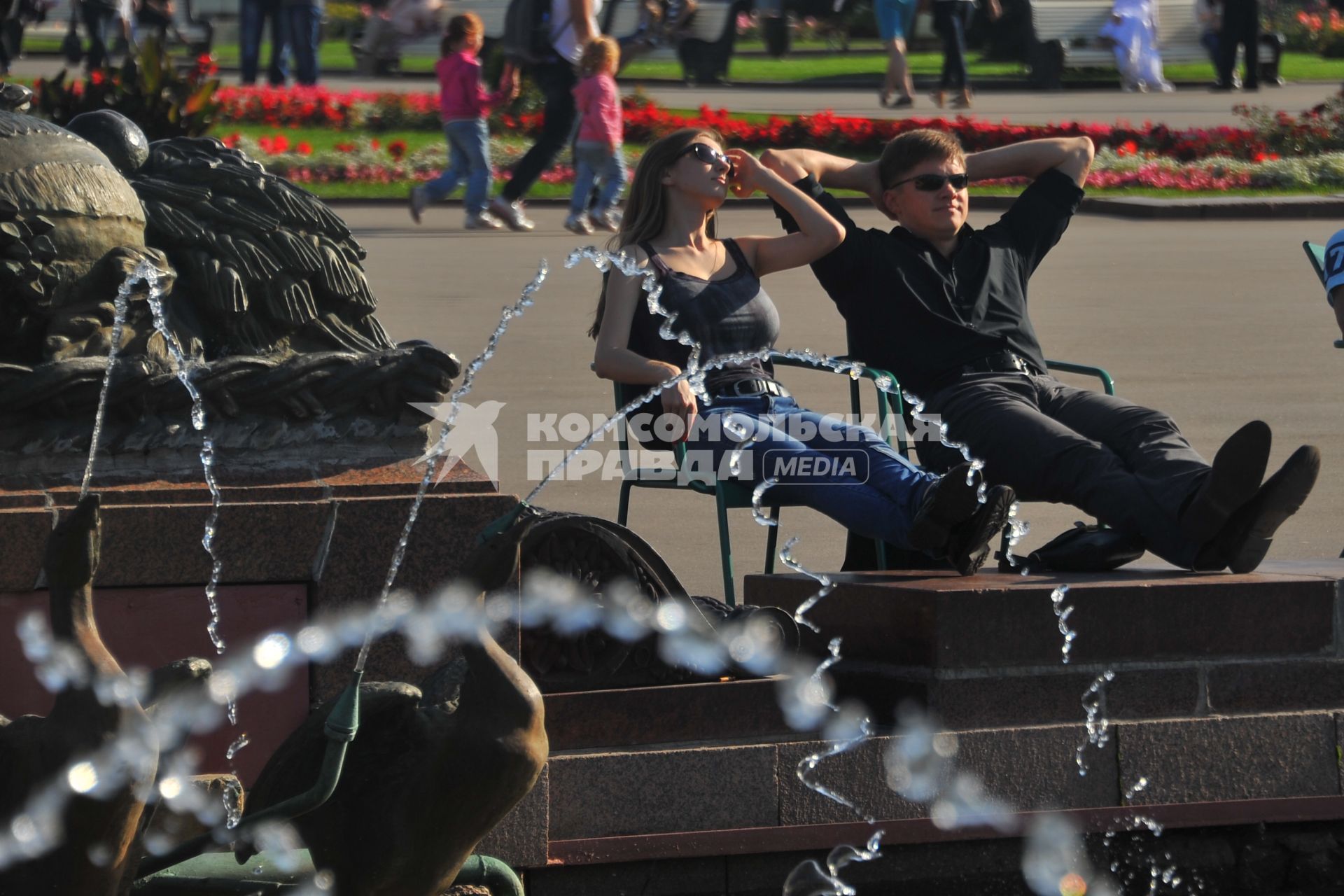 Москва. Люди отдыхают у фонтана на ВДНХ.