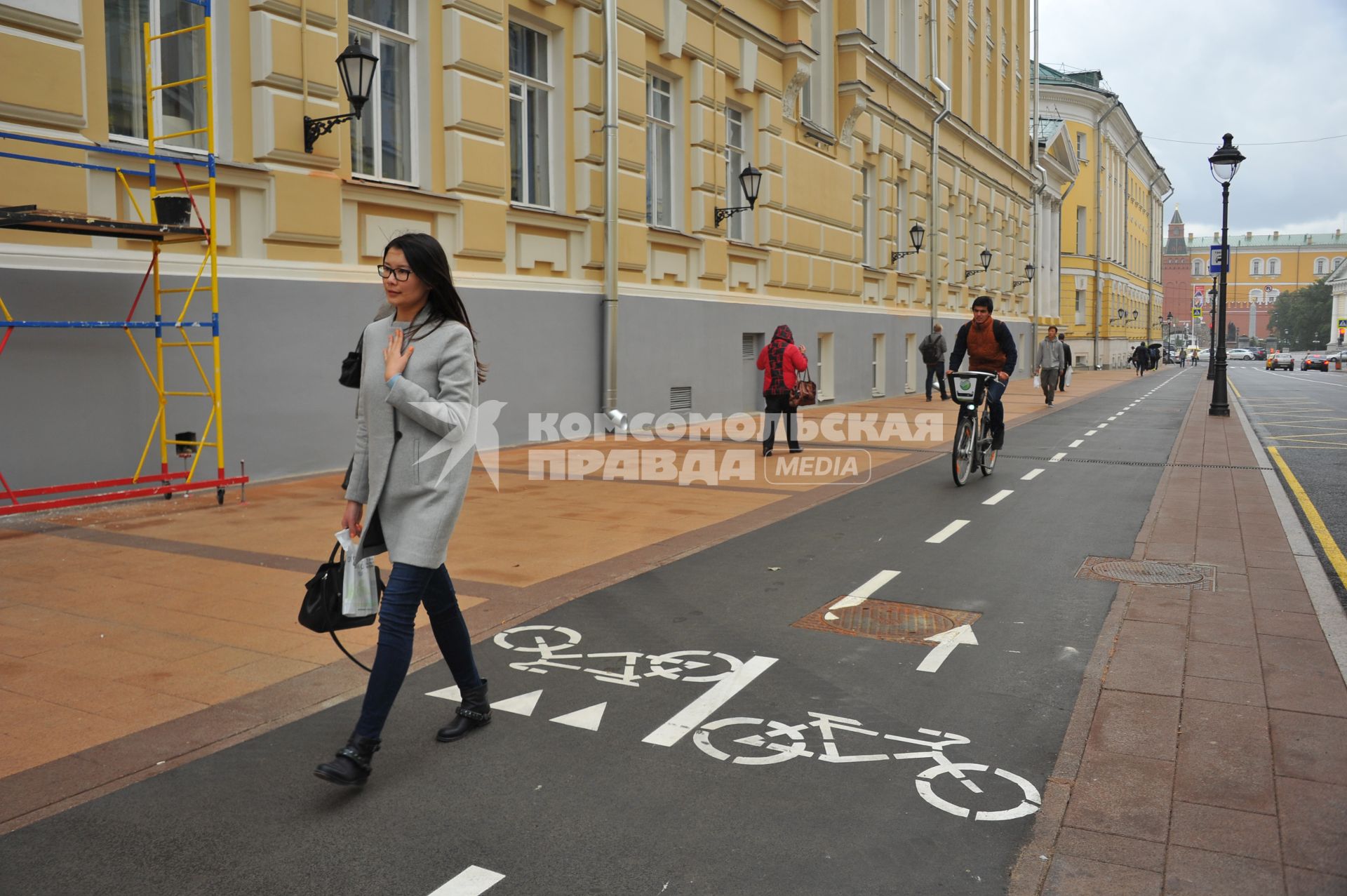 Москва.  Велодорожка на Большой Никитской улице.