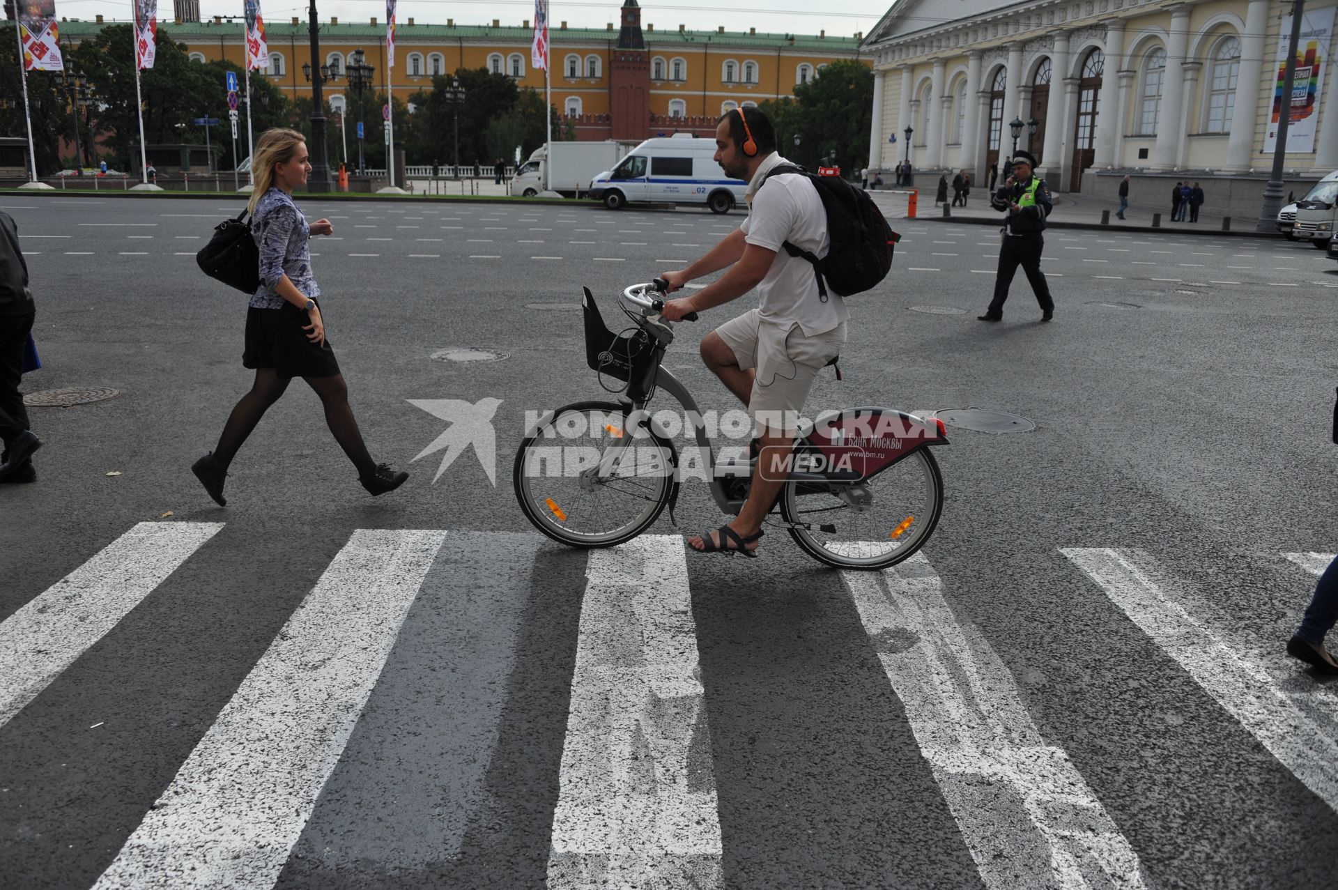 Москва.  Житель города принимает участие во всероссийской акции `На работу - на велосипеде` на Моховой улице.