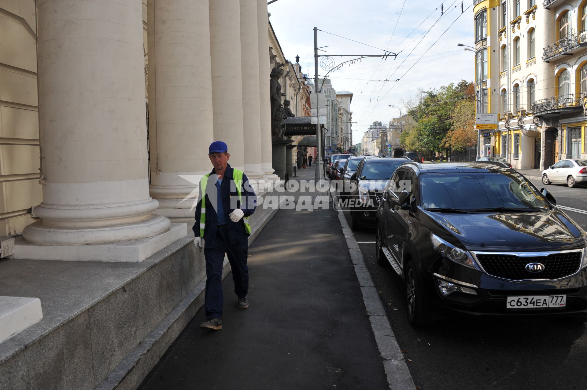 Москва.  Рабочие закатали в асфальт недавно уложенную тротуарную плитку на улице Пречистенка.