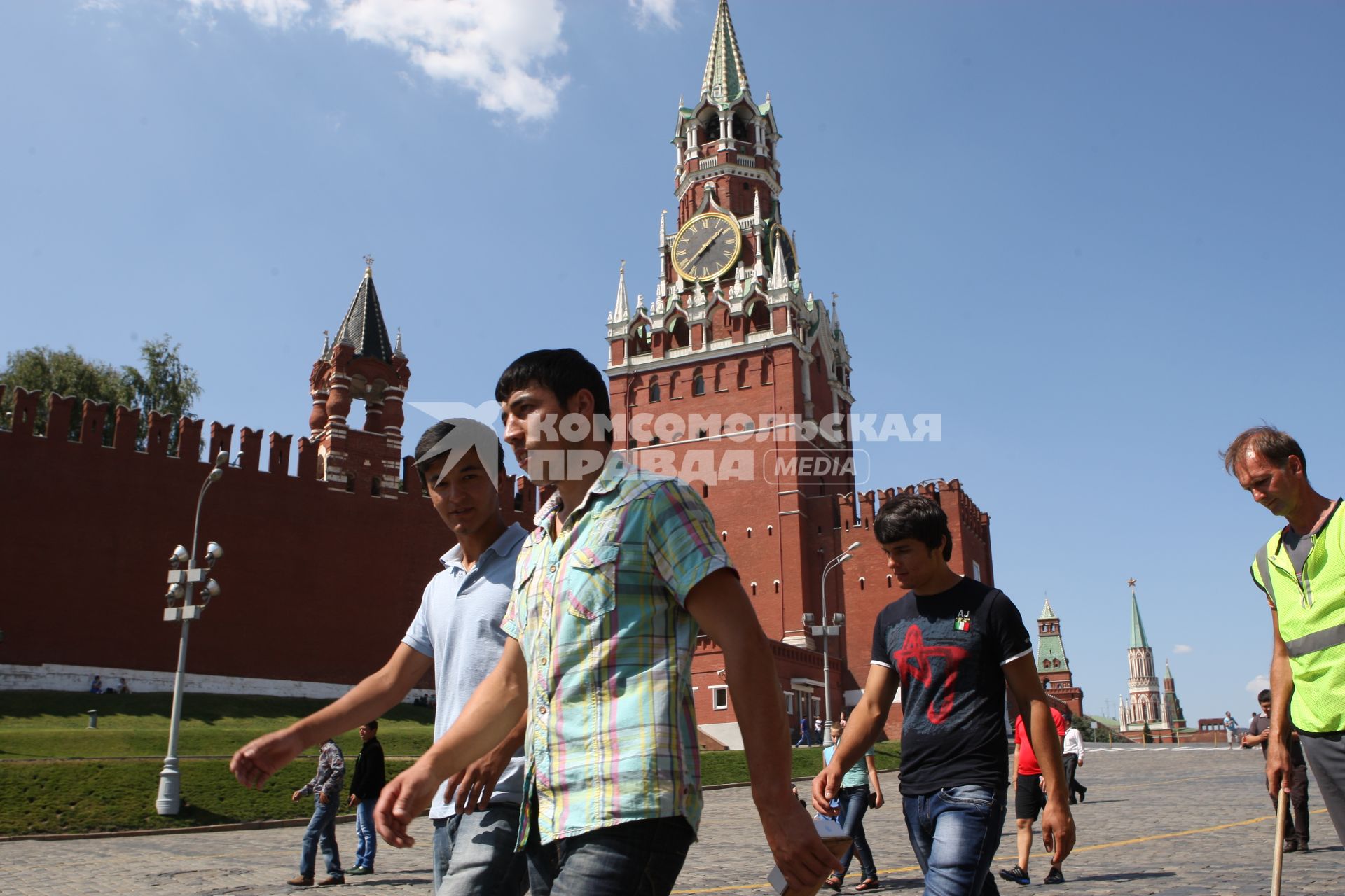 Москва. Люди гуляют по Красной площади.