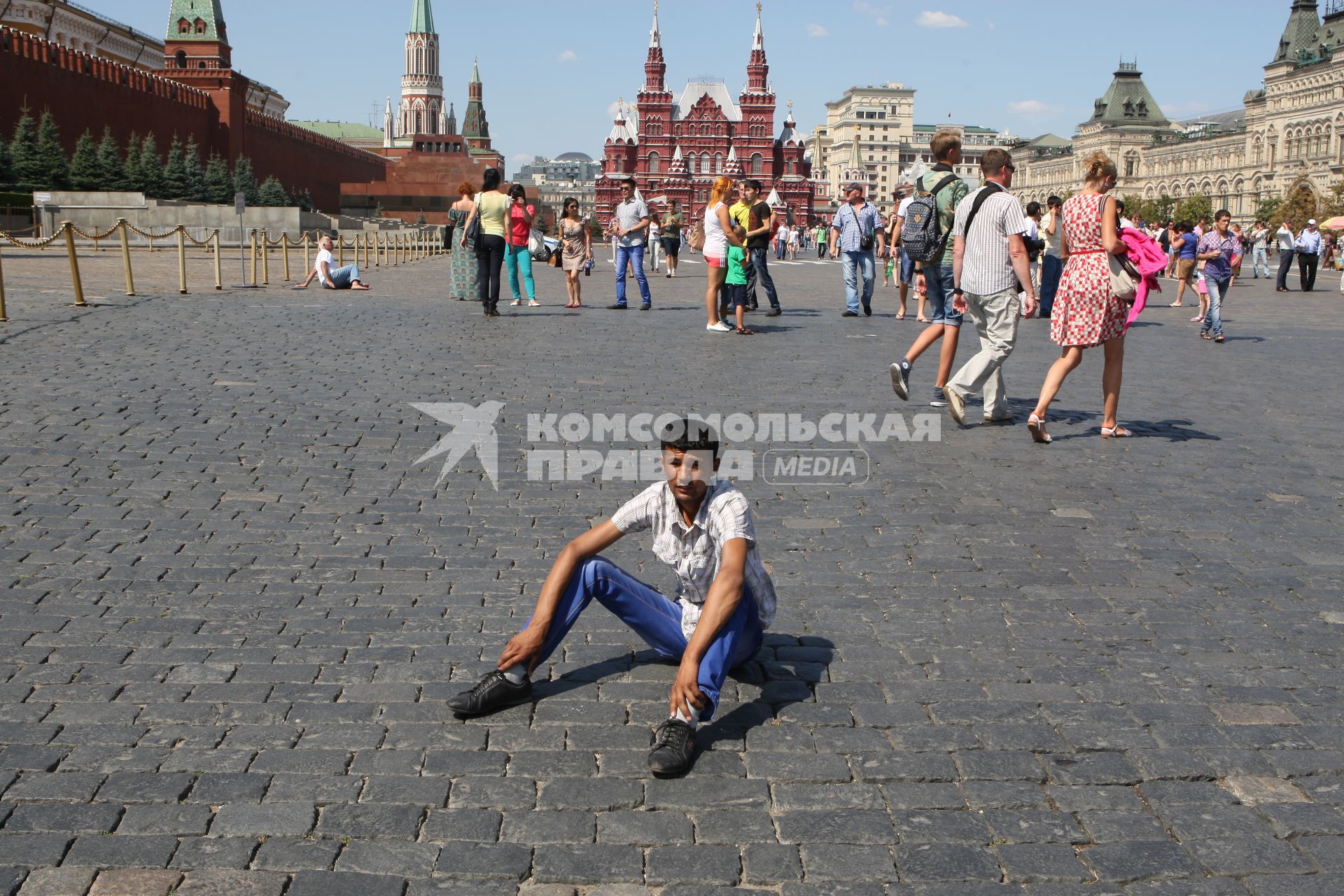 Москва. Люди гуляют по Красной площади.