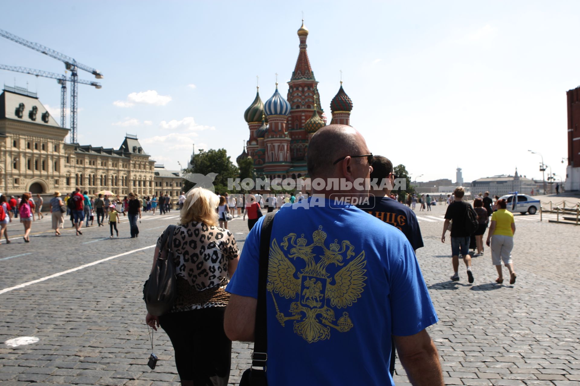 Москва. Люди гуляют по Красной площади.