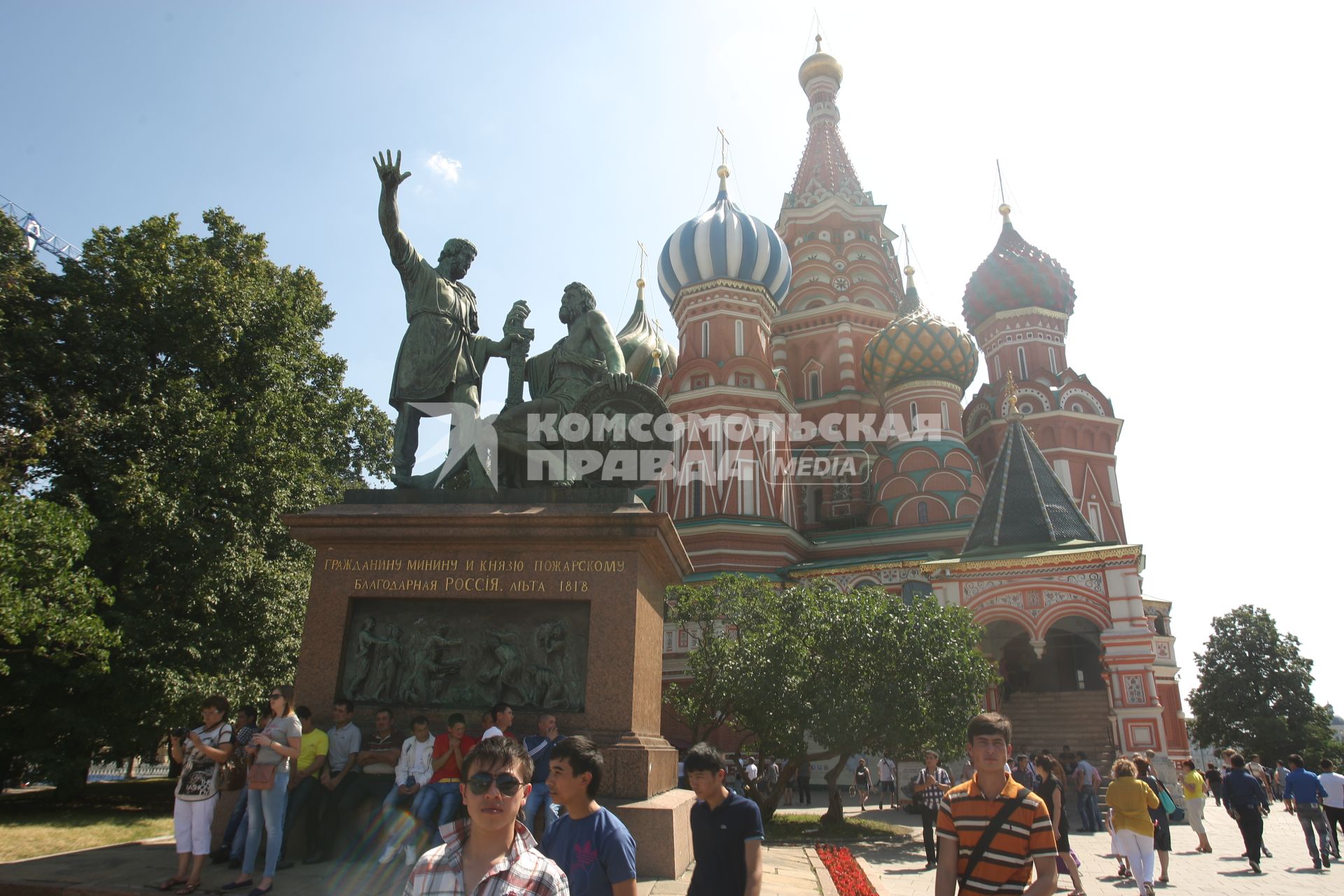 Москва. Памятник Минину и Пожарскому и Собор Василия Блаженного.